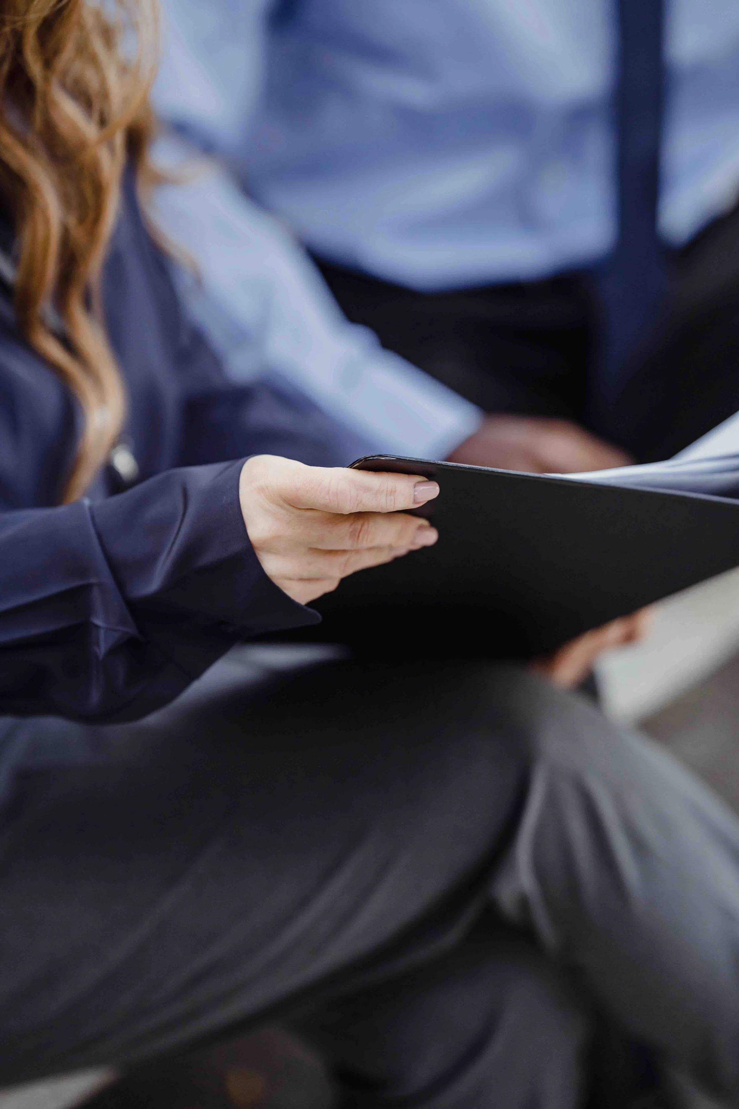 Insurance professional reviewing policy documents and client coverage information, reflecting the consultative approach of Unitas Brokerage and its participation-based insurance model.