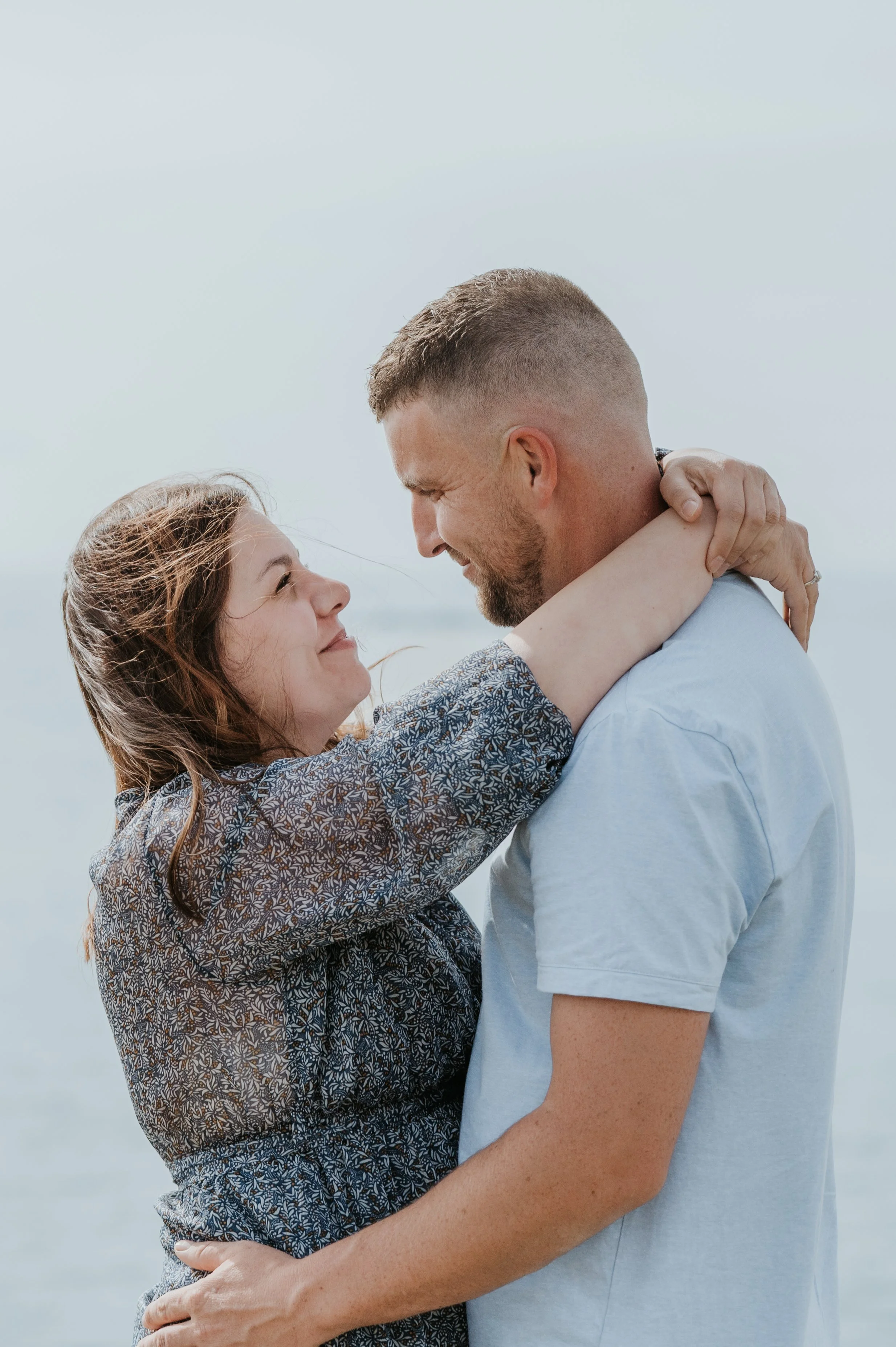 Moment de complicité et rires d'un couple en extérieur, photographie lifestyle à la lumière naturelle