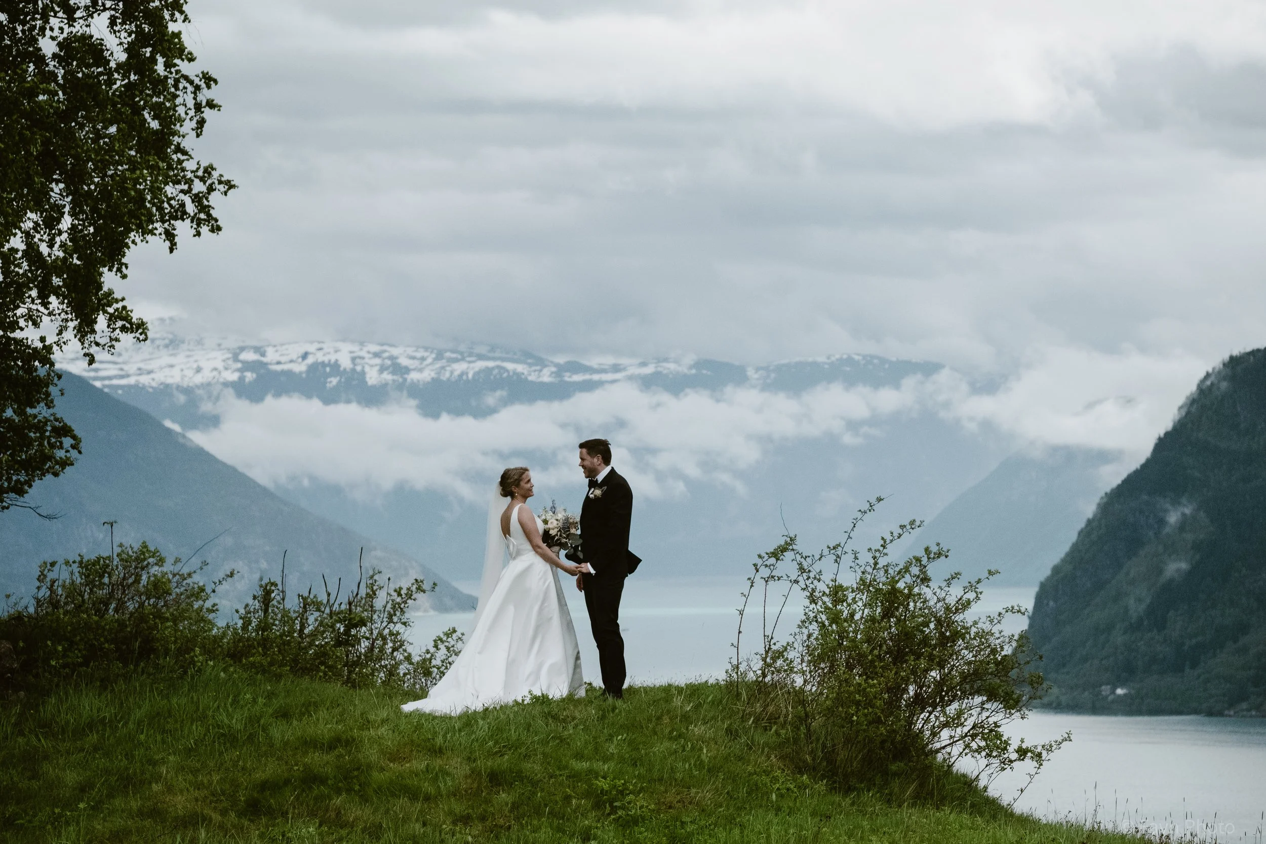 Brudepar i natur vestlandet