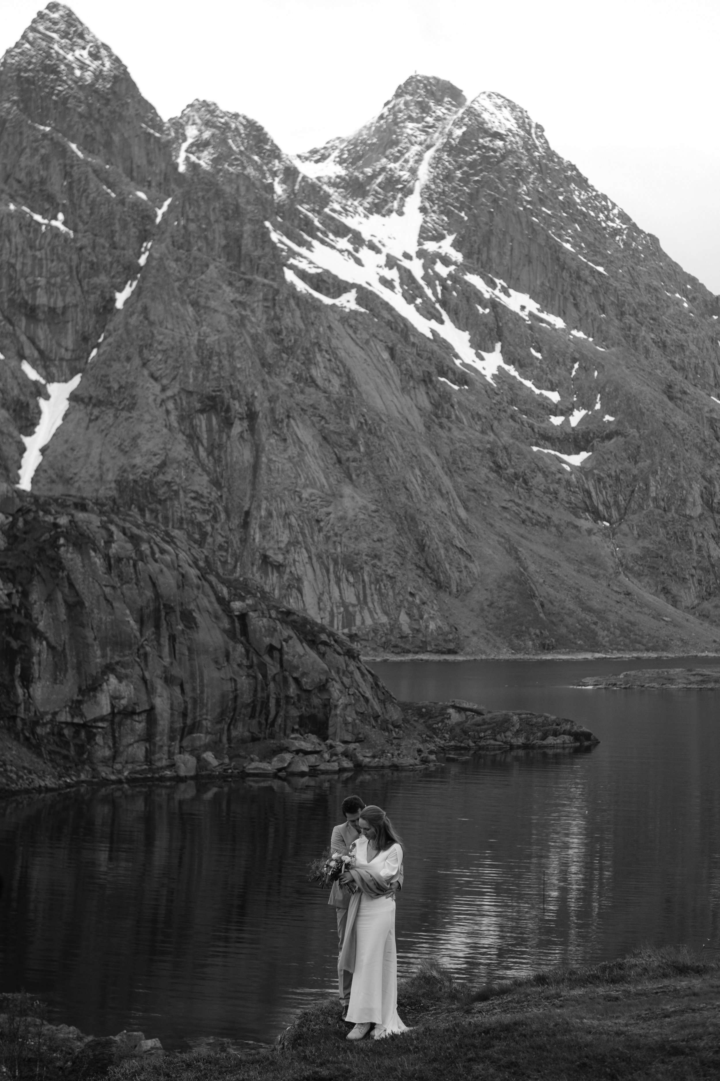 Brudepar i Lofoten. Elopement i Lofoten. Sort hvitt bilde.