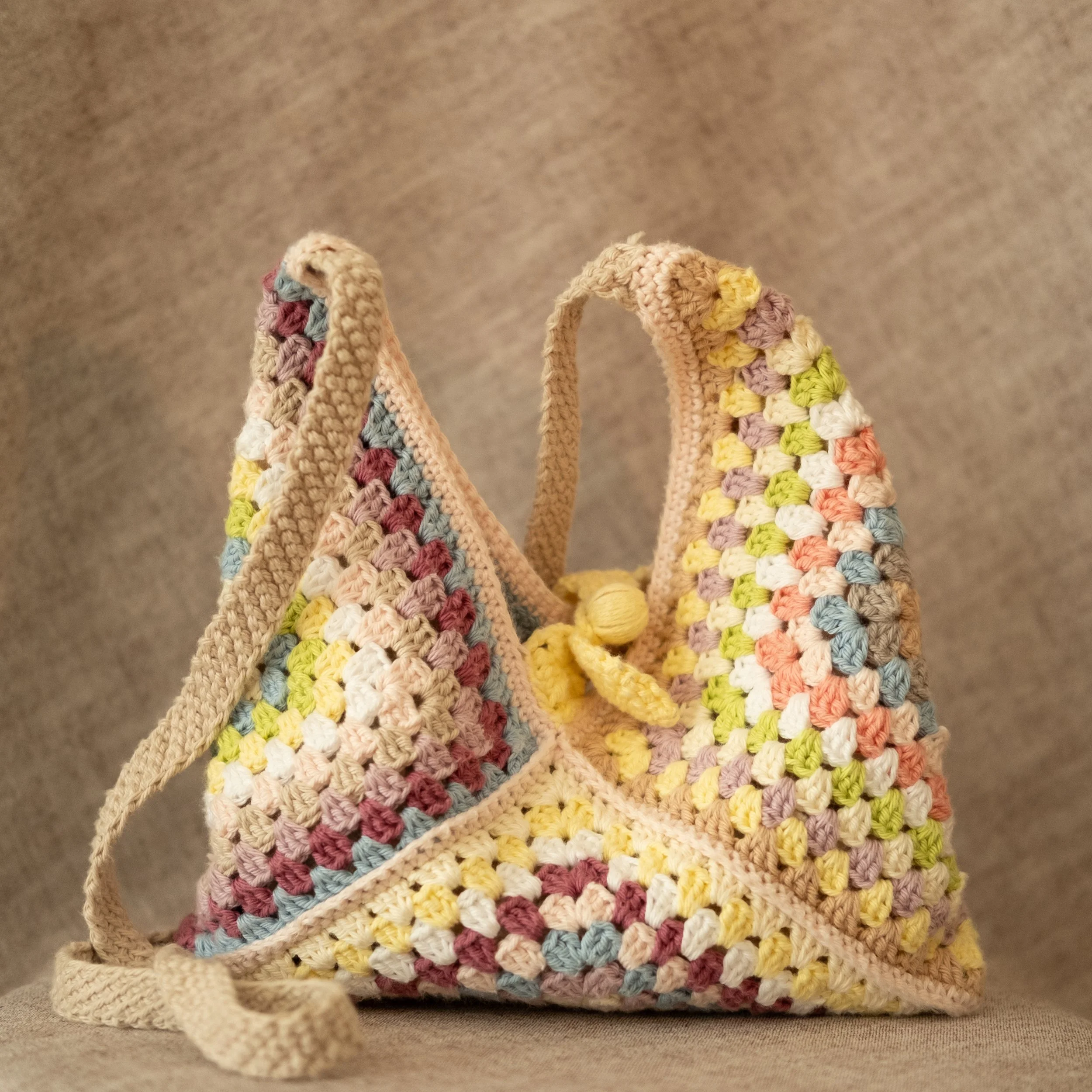 sac à main bendoulière en crochet violet bleu jaune beige
