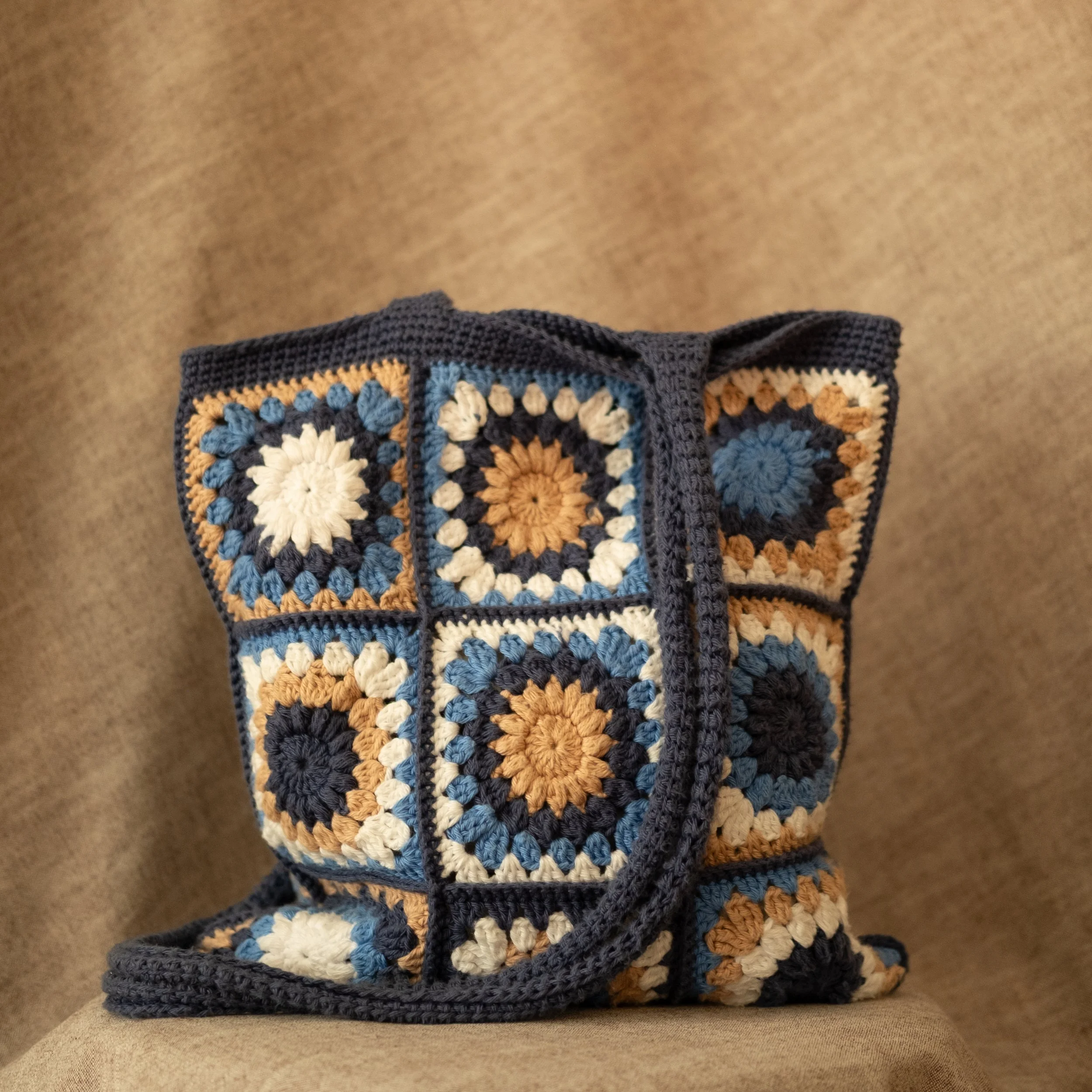 sac tote bag en crochet bleu marine détail produit