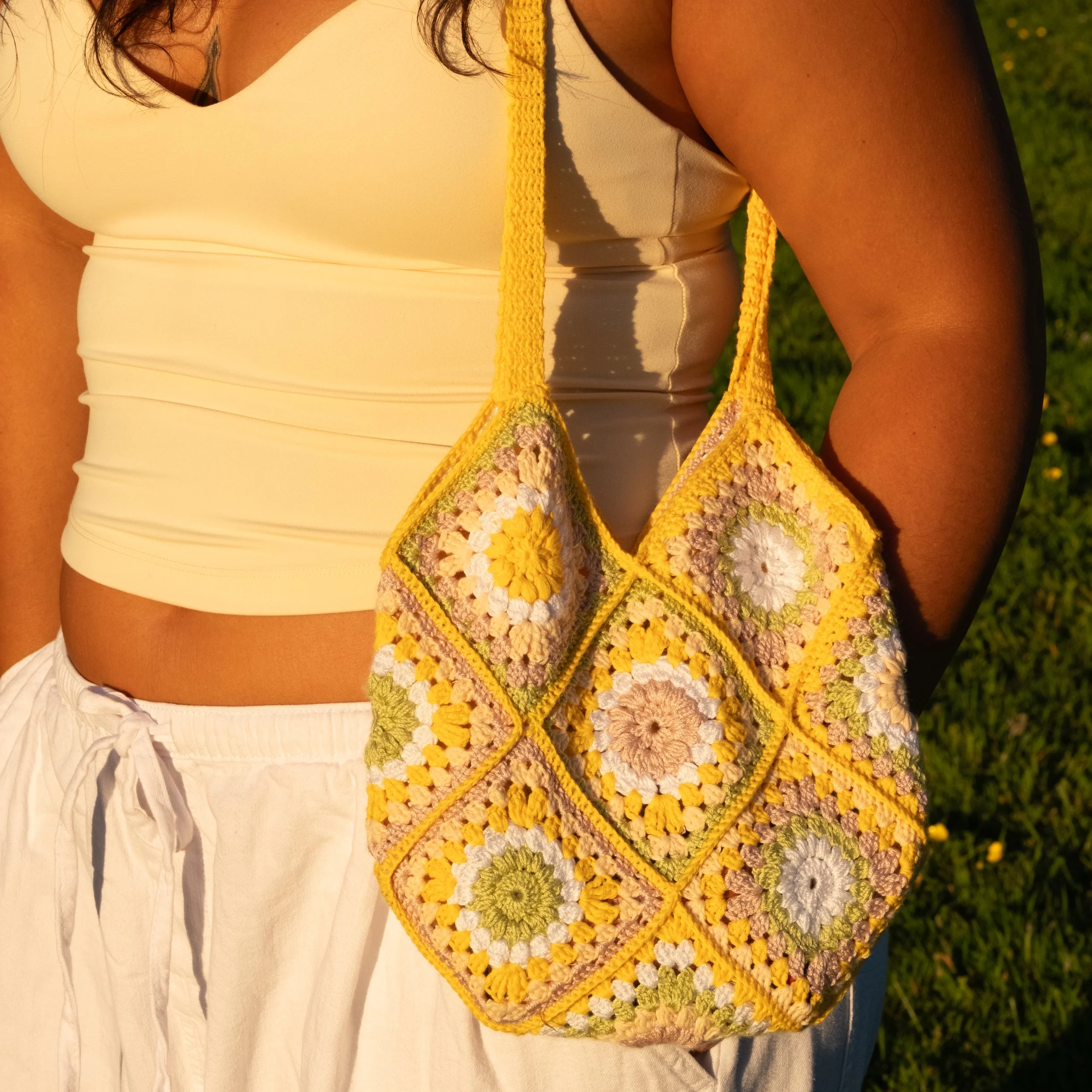 sac à main crochet azalea jaune porté sur mannequin