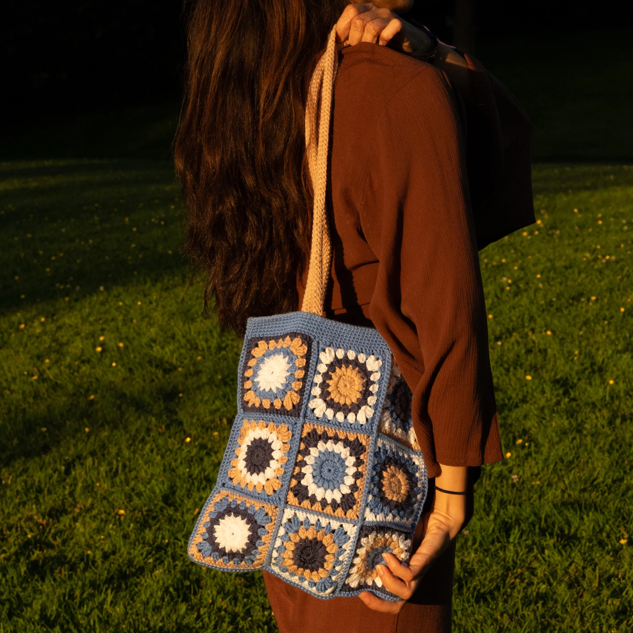 sac tote bag en crochet bleu ciel et beige porté sur mannequin
