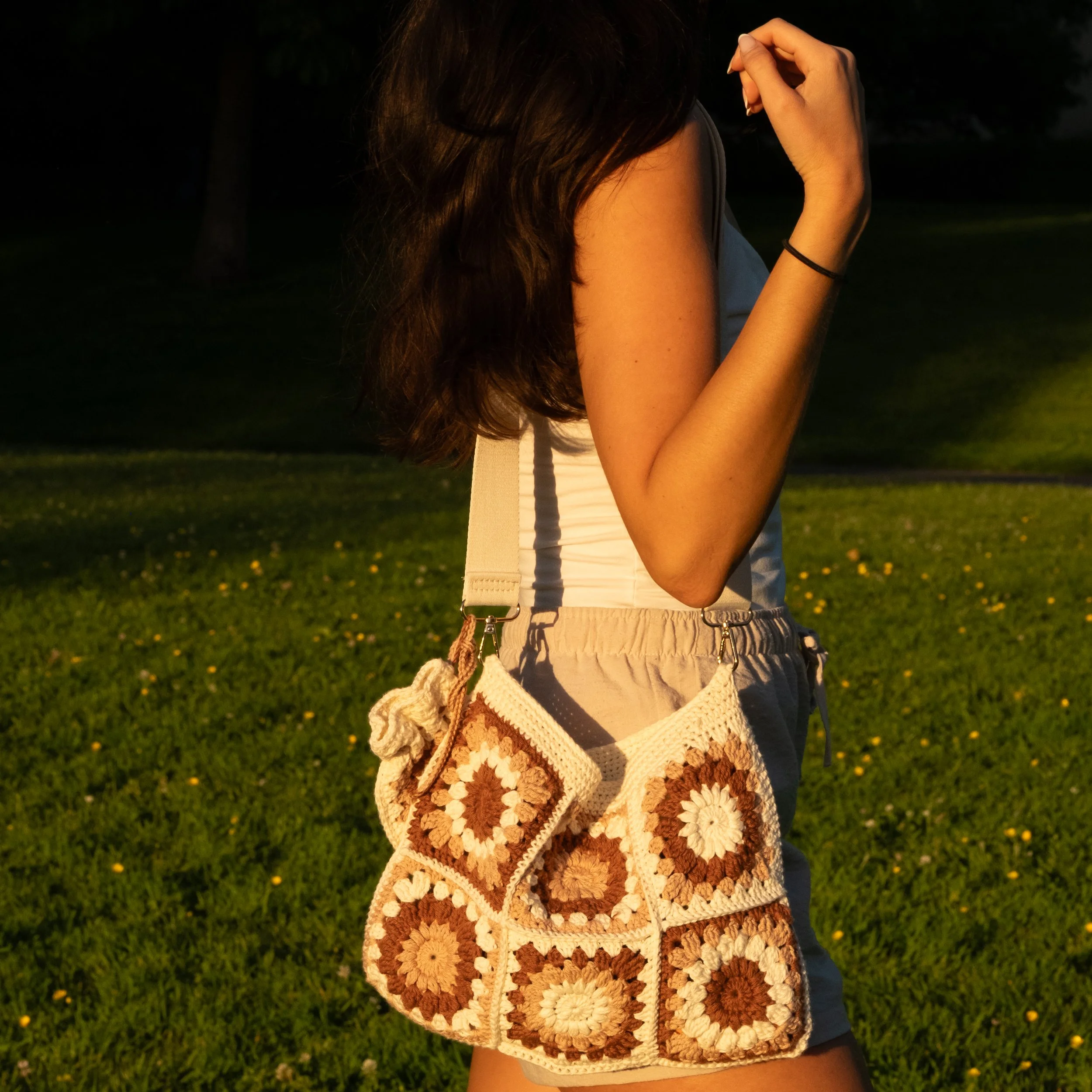 Sac cabas Magnólia en crochet avec bandoulière ajustable porté sur mannequin