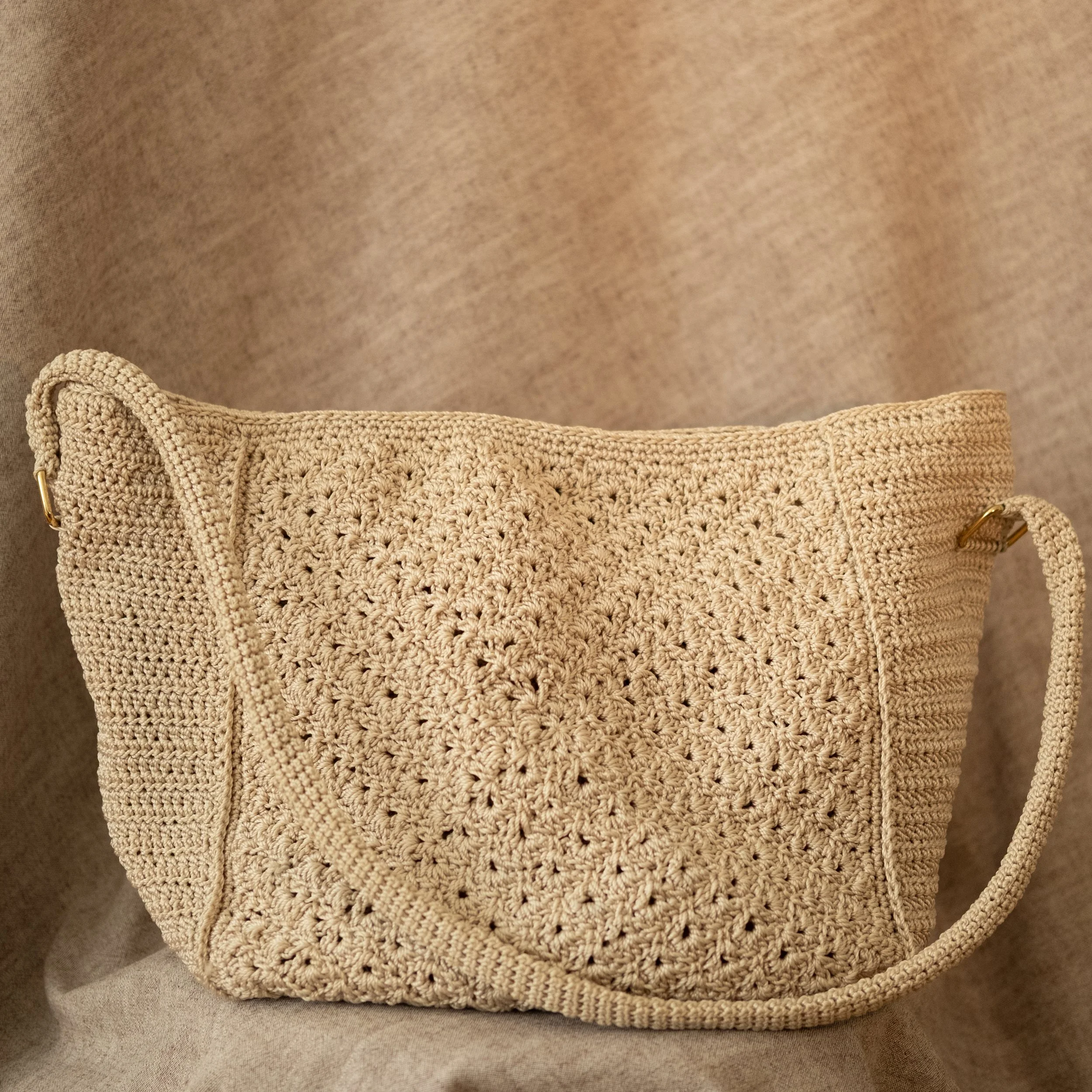 grand sac de plage en crochet beige irisé détail finitions