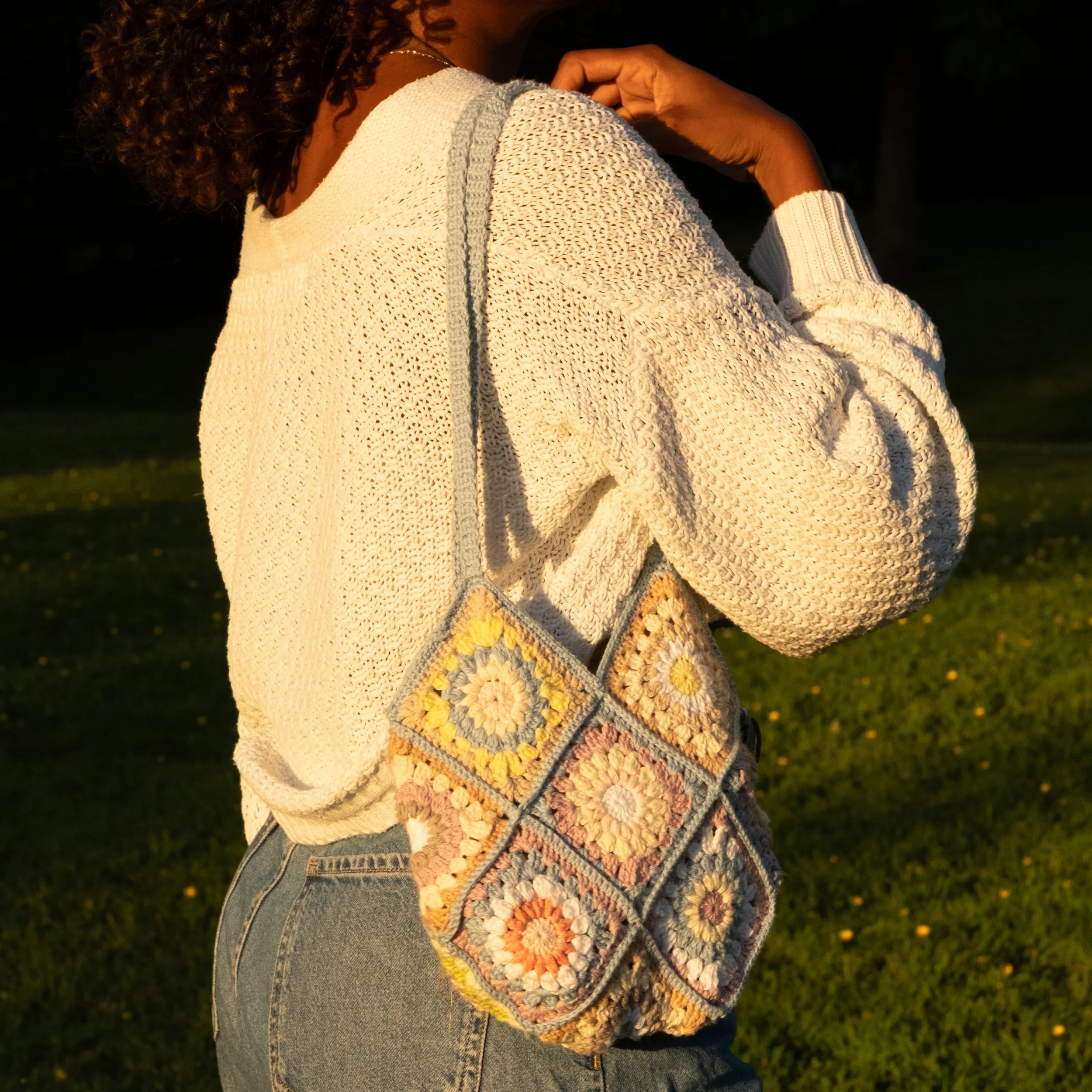 sac à main crochet azalea bleu porté sur mannequin