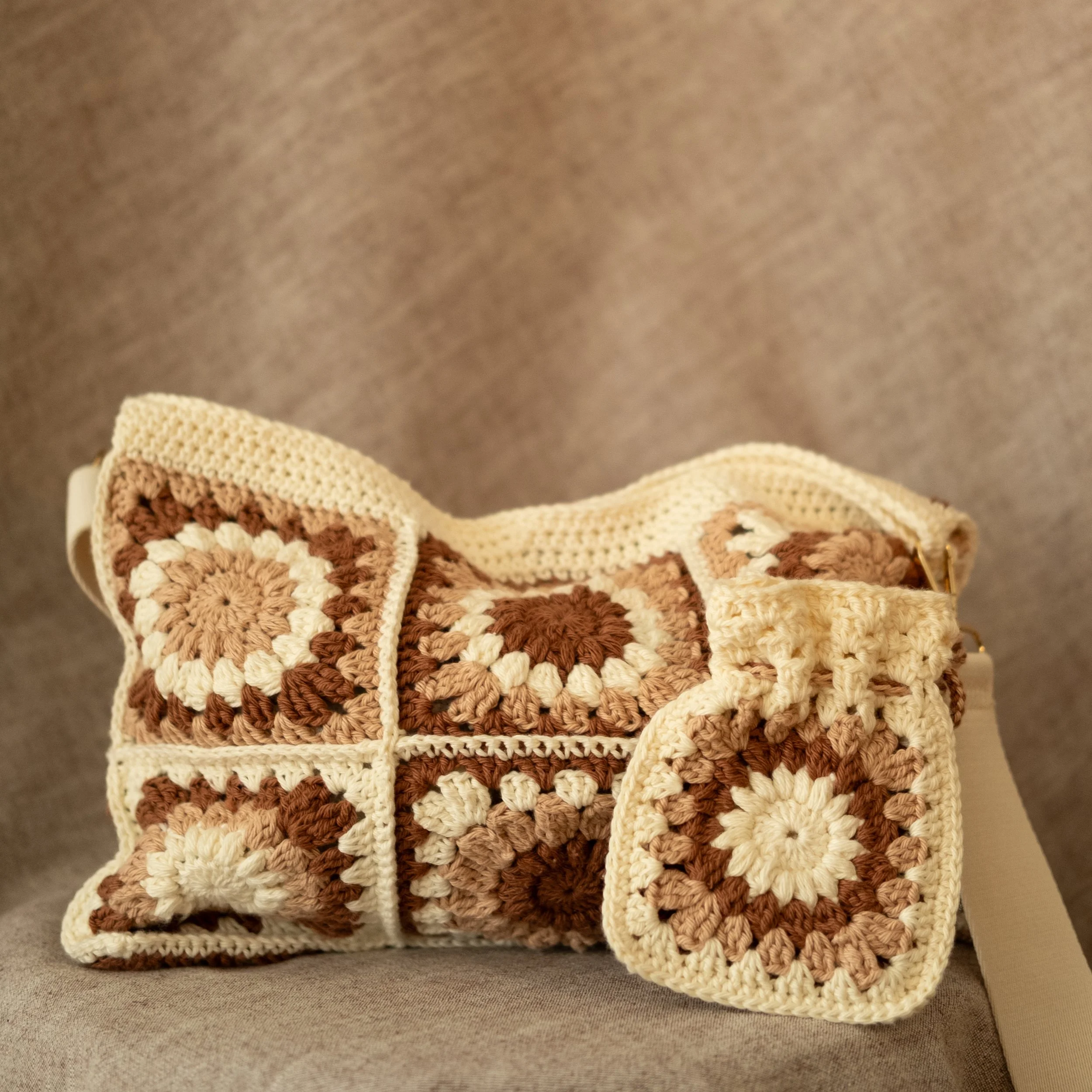 image détail produit du sac cabas Magnólia en crochet avec bandoulière ajustable, crème et brun
