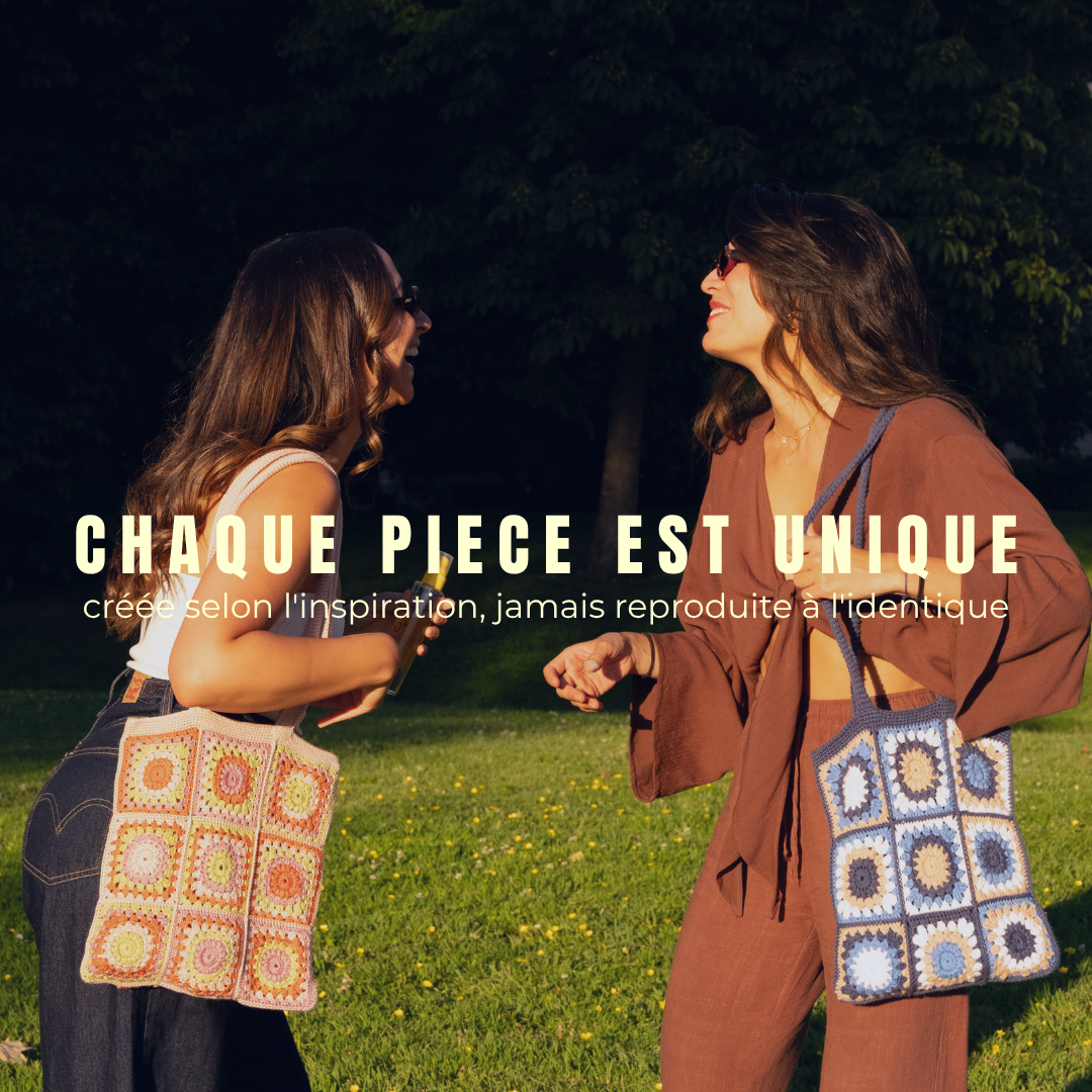deux filles portent à l'épaule les sacs en cochet