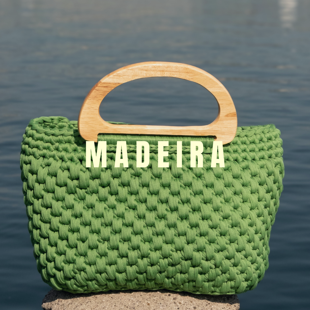 sac vert avec anse en bois arrondi crocheté à la main