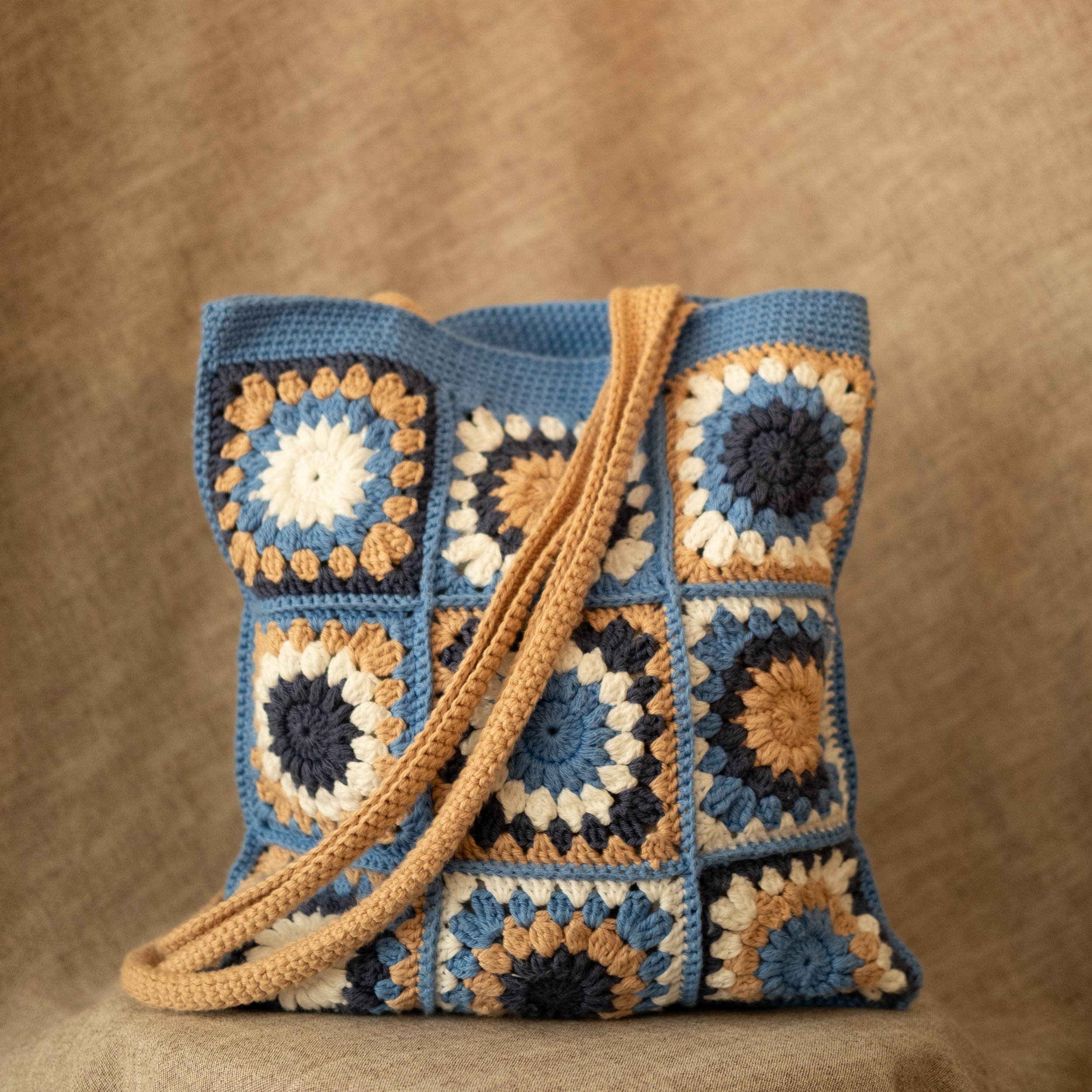 sac tote bag en crochet bleu ciel et beige détail produit