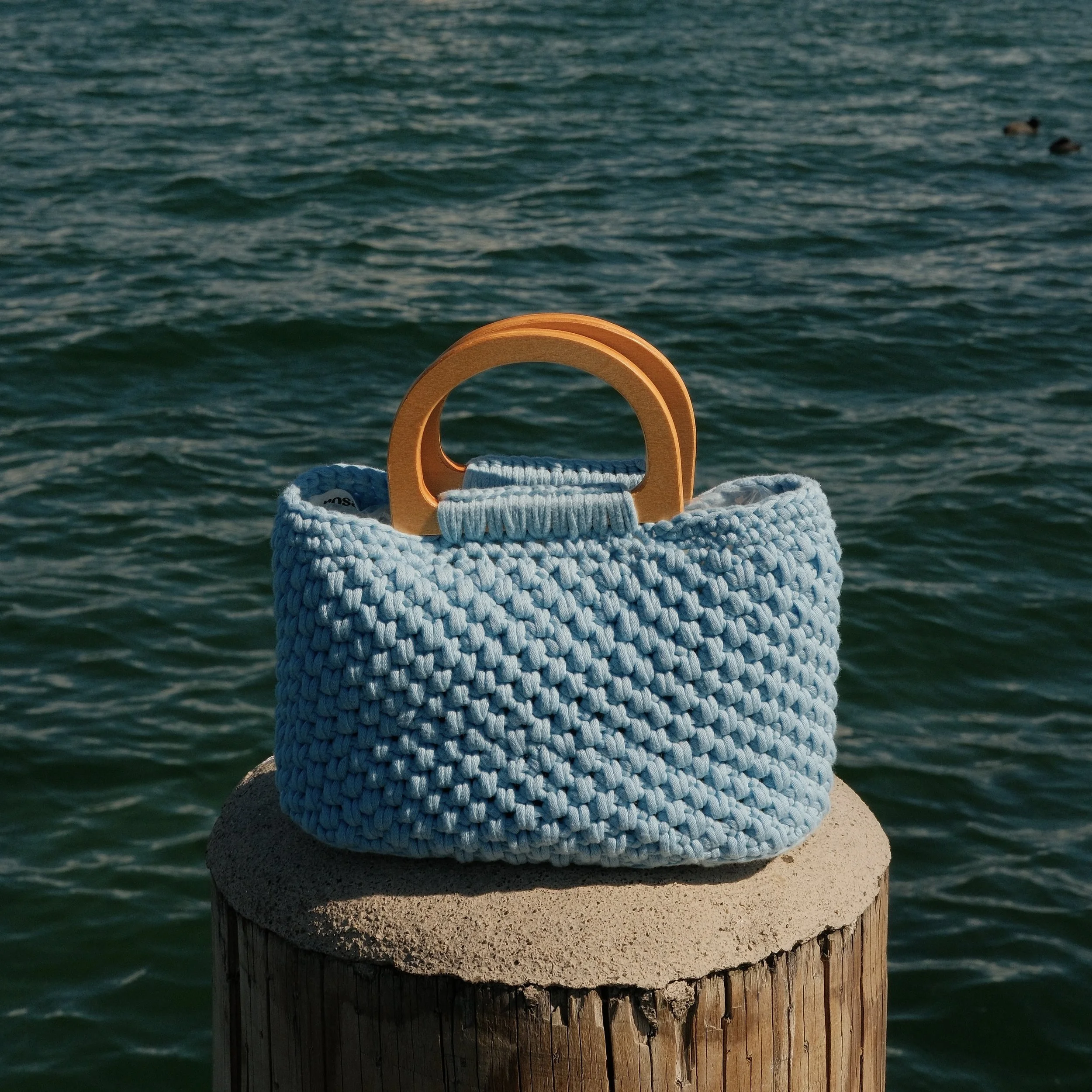 sac en crochet avec anse en bois brisa collection madeira bleu ciel.jpg