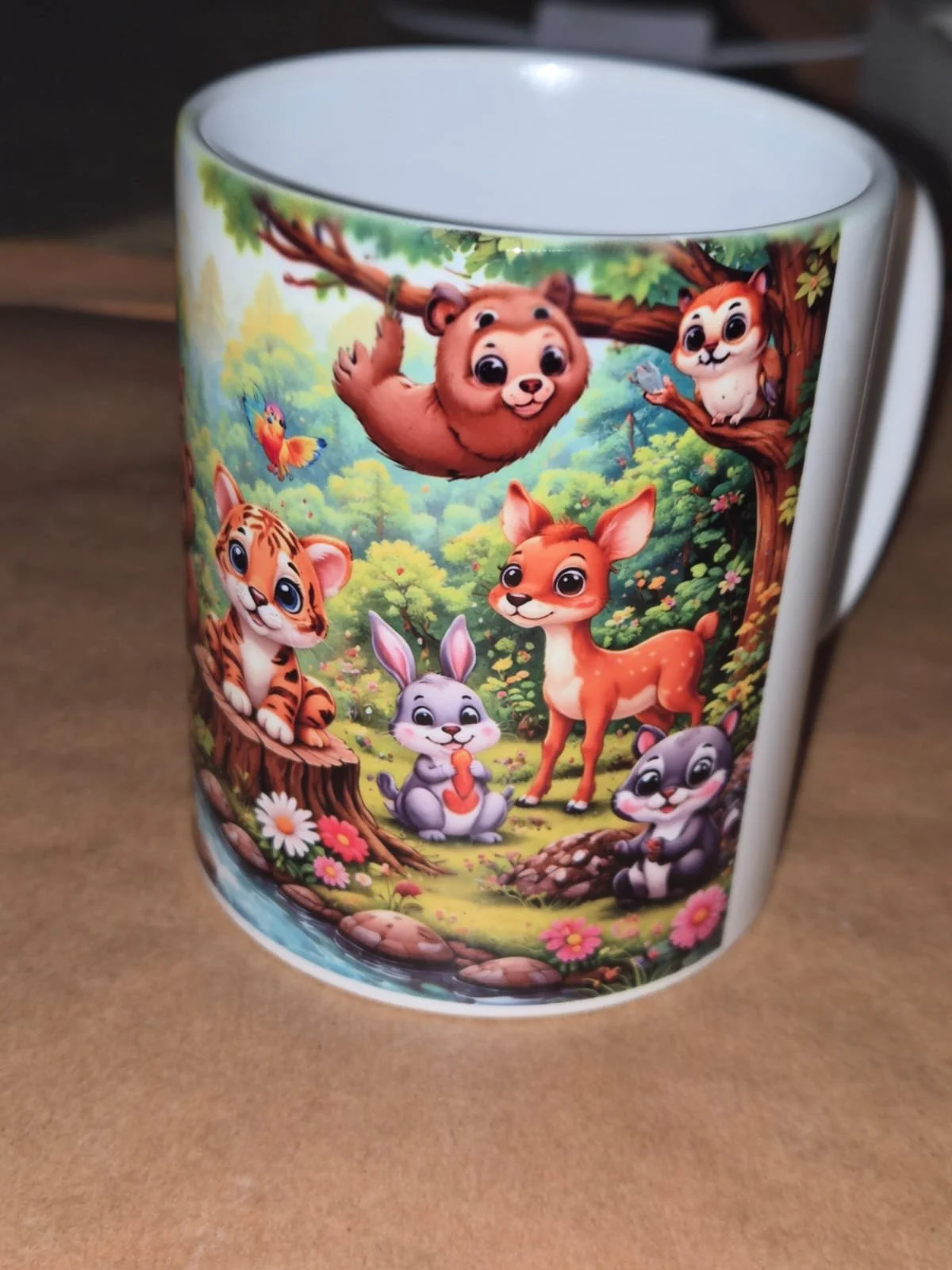 Tasse mit Tieren im Wald, darunter ein Waschbär, Reh, Tiger, Kaninchen, Eule, Faultier, Fuchs, Hase und Eichhörnchen, umgeben von Blumen, Bäumen und einem Bach.