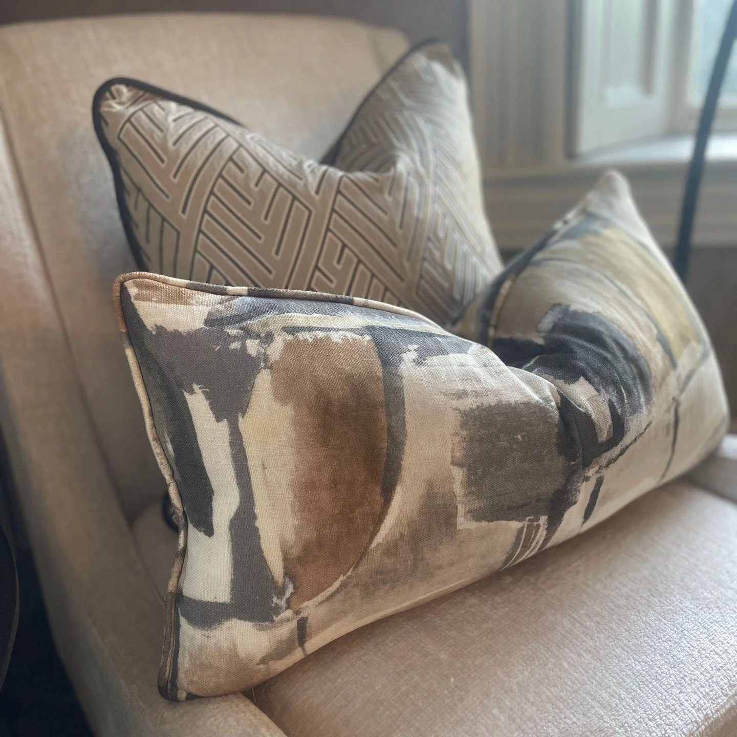 Those finishing touches
Cushions can play a significant role in enhancing a room's dynamics, adding a visual and tactile energy. Their soft textures and inviting appearance instantly add warmth and comfort, making any space more welcoming. By introdu