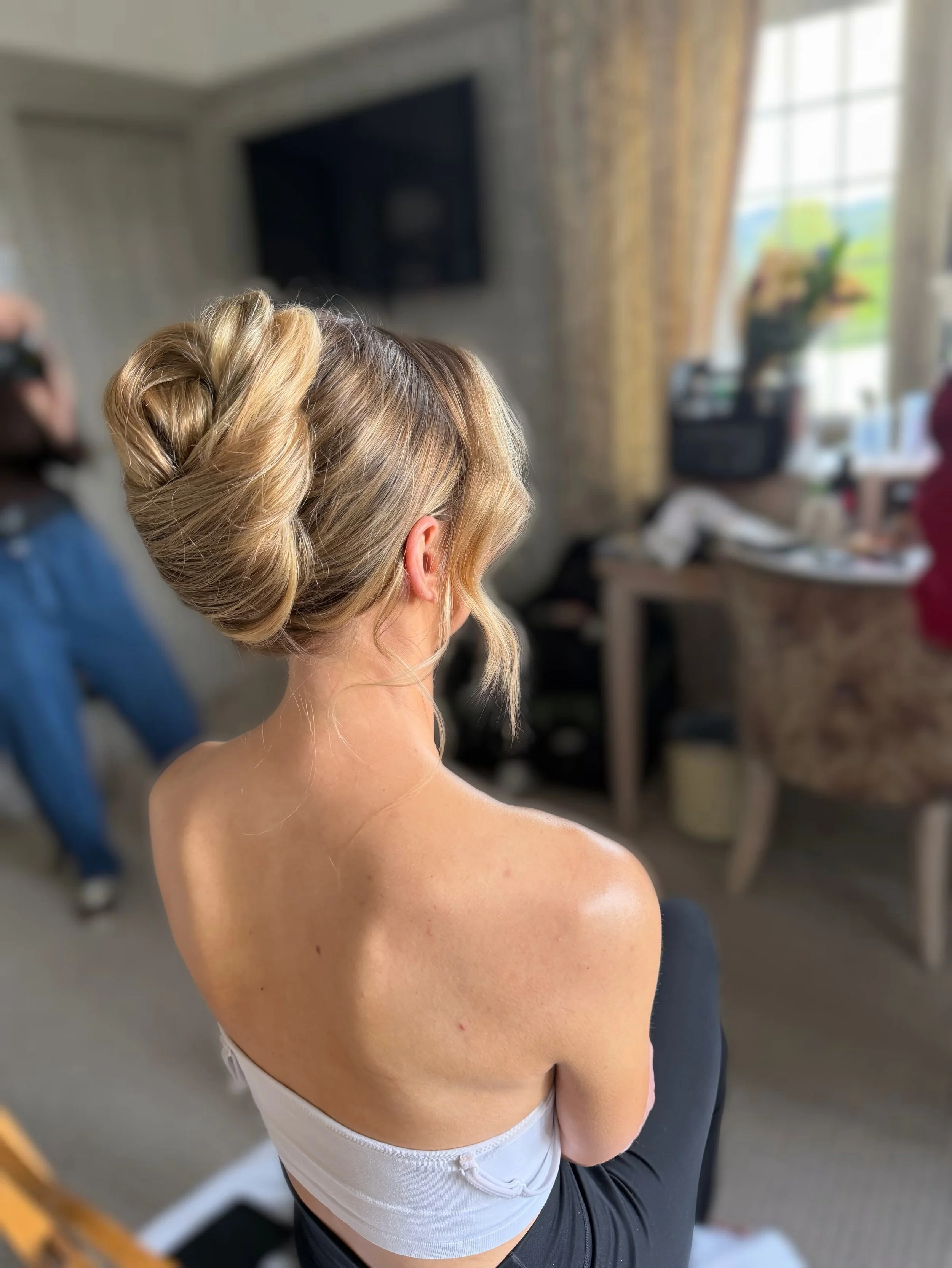&lsquo;the night before&rsquo; hair 💖💖💖 perfectly undone! 

@cragwoodhotel 

#cragwoodhotel #cragwoodcountryhouse #cragwoodhotelwedding #cragwoodwedding #lakedistrictwedding