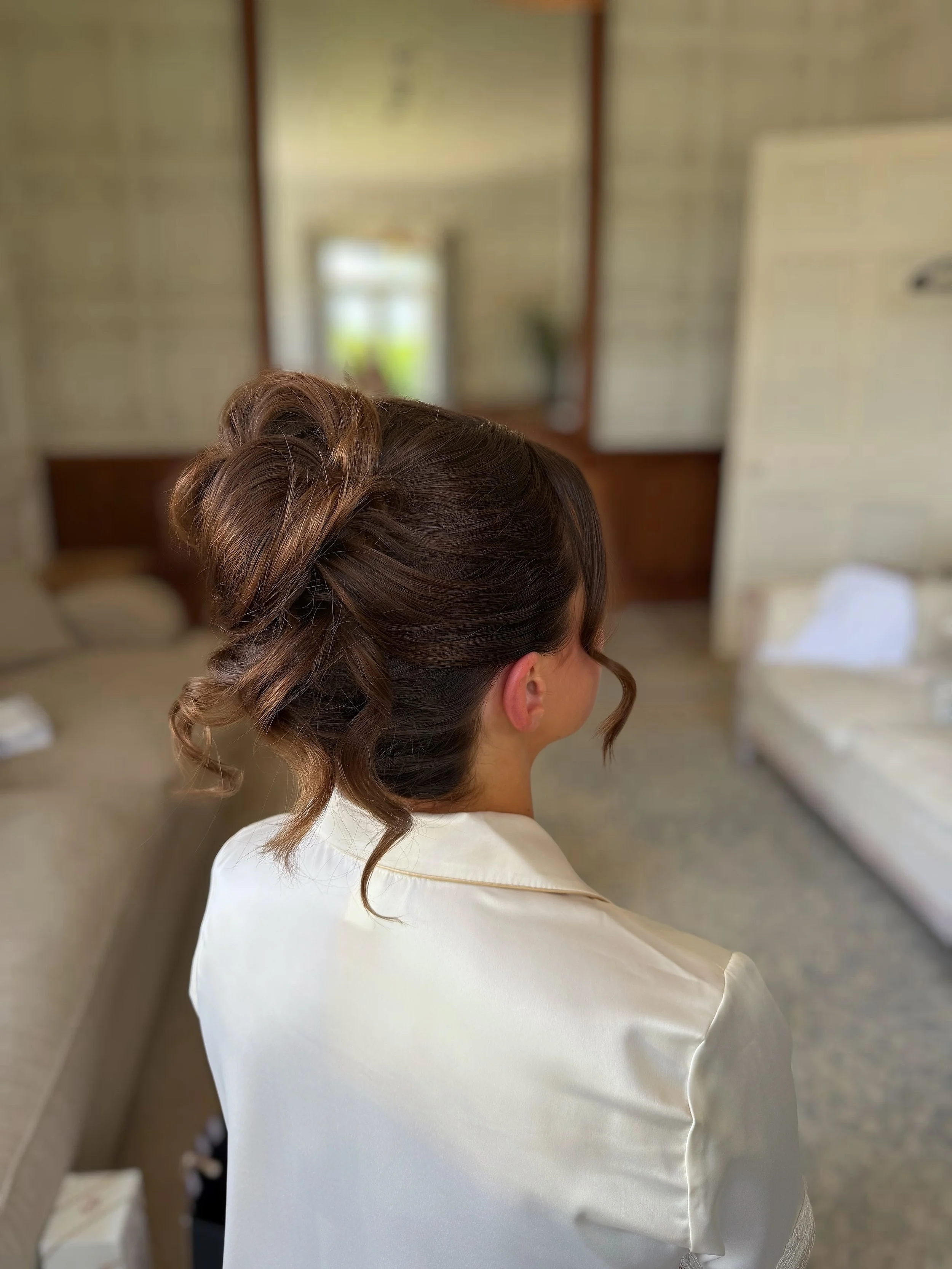 one of @holesfootcumbria dream girls 🥹🥹! Perfect done but undone high updo! 

#holesfootcumbria #holesfootwedding #lakedistrictwedding #weddinghairlakedistrict #northwestbridalstylist