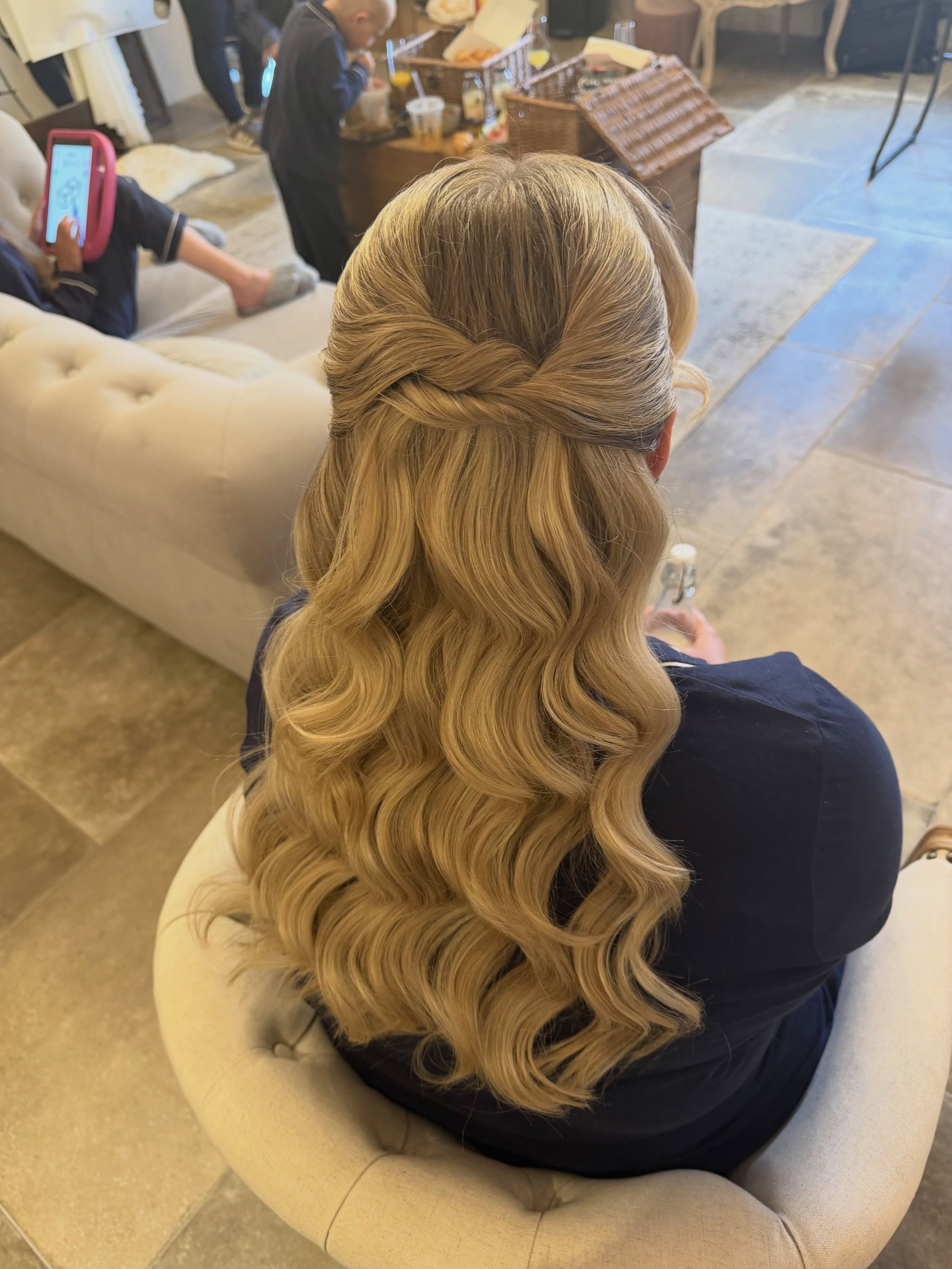 bridesmaid babe @emily_sedge 🧜🏽&zwj;♀️💞 soft half up half down. I loveeeee 

#bridalhairnorthwest #bridalhaircumbria #cumbirahairstylist #halfuphalfdown #edenweddingbarn