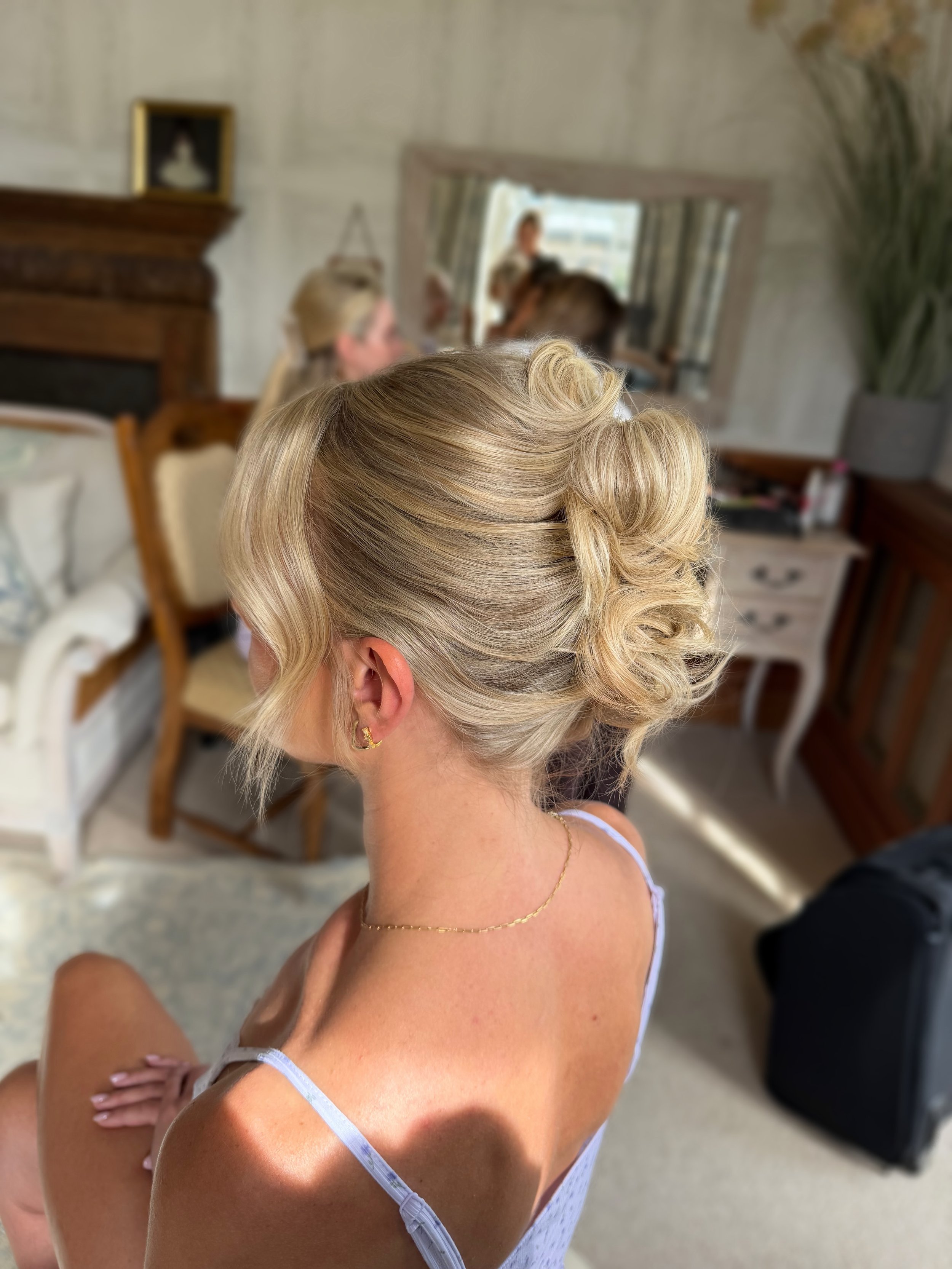 Who says a shorty can&rsquo;t have an updo?! ⚡️💫⭐️ 

Shoulder length hair girls, this is for you! 

At my fave 📍 @holesfootcumbria 

#bridalhaircumbria #bridalhairlakedistrict #lakedistrictweddinghair #bridalhairstyles