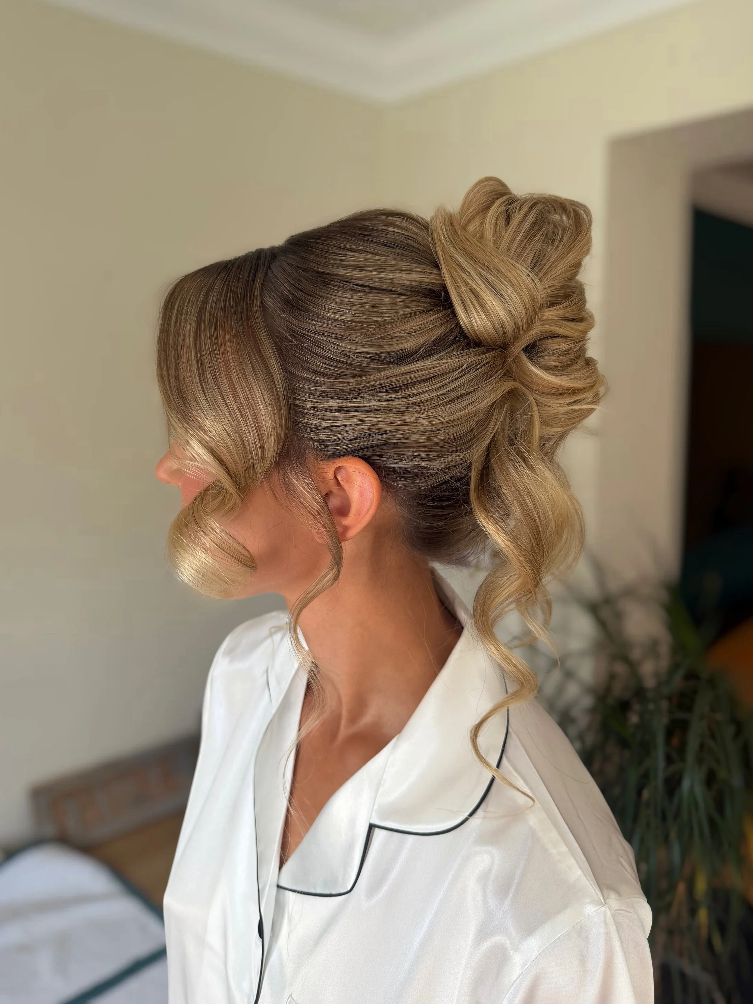 Pammy hair style for the gorgeous @ellie_lonsdale 💞🩷

📍 Clitheroe, Lancashire 

#bridalupdo #lancashirewedding #lancashirebridalhairstylist #lakedistrictweddinghair #bridalhairlakes