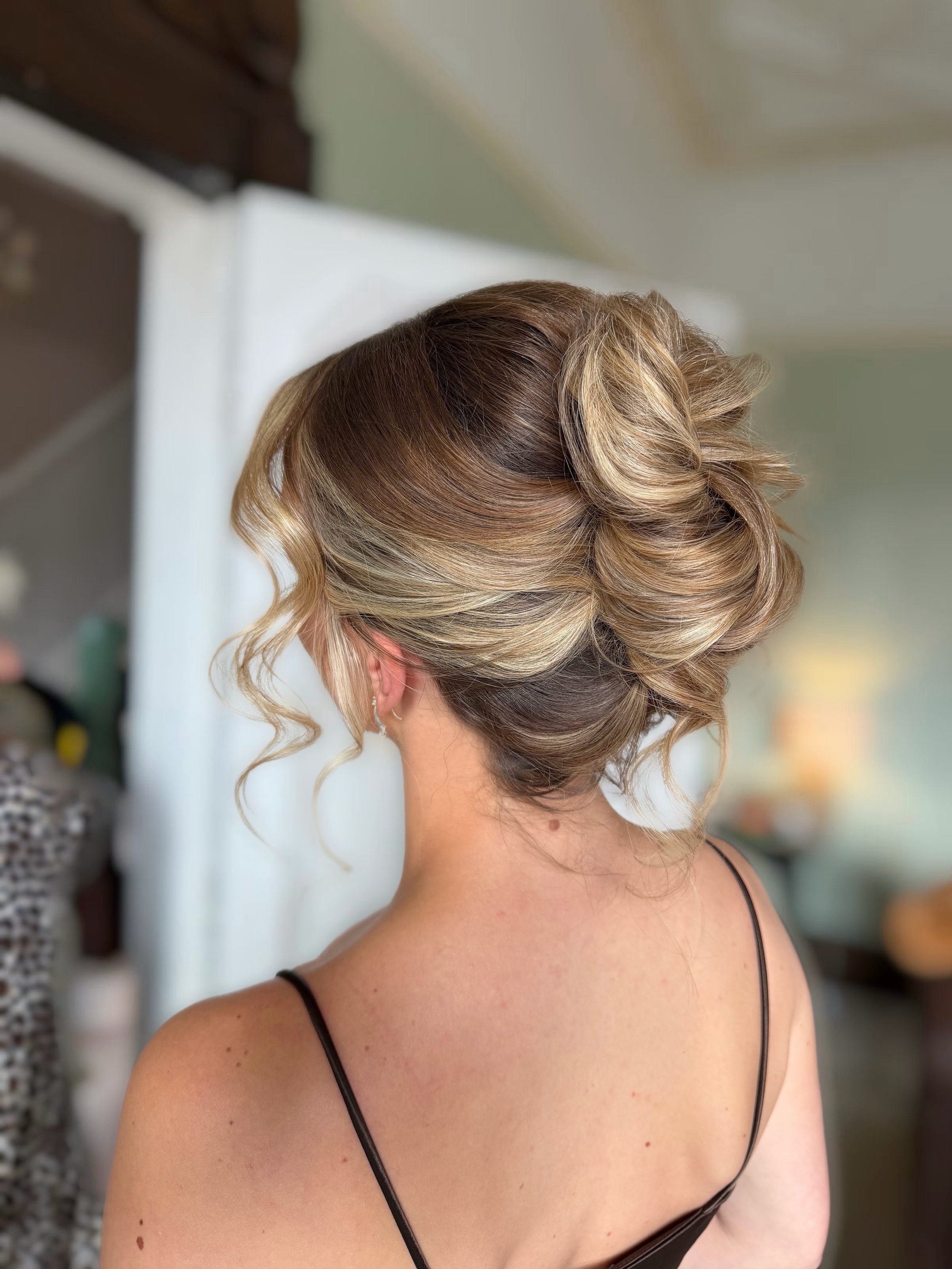 &lsquo;Undone&rsquo; Pammys on REPEAT this summer 👏🏼👏🏼 I&rsquo;m here for it!

@meganhartley_makeup 
@the_storey_lancaster 
@fruitcakesonfilm 

#lakedistrictbridalhair #cumbriabridalhairstylist #bridalhairstylistnorthwest #northwestbridal