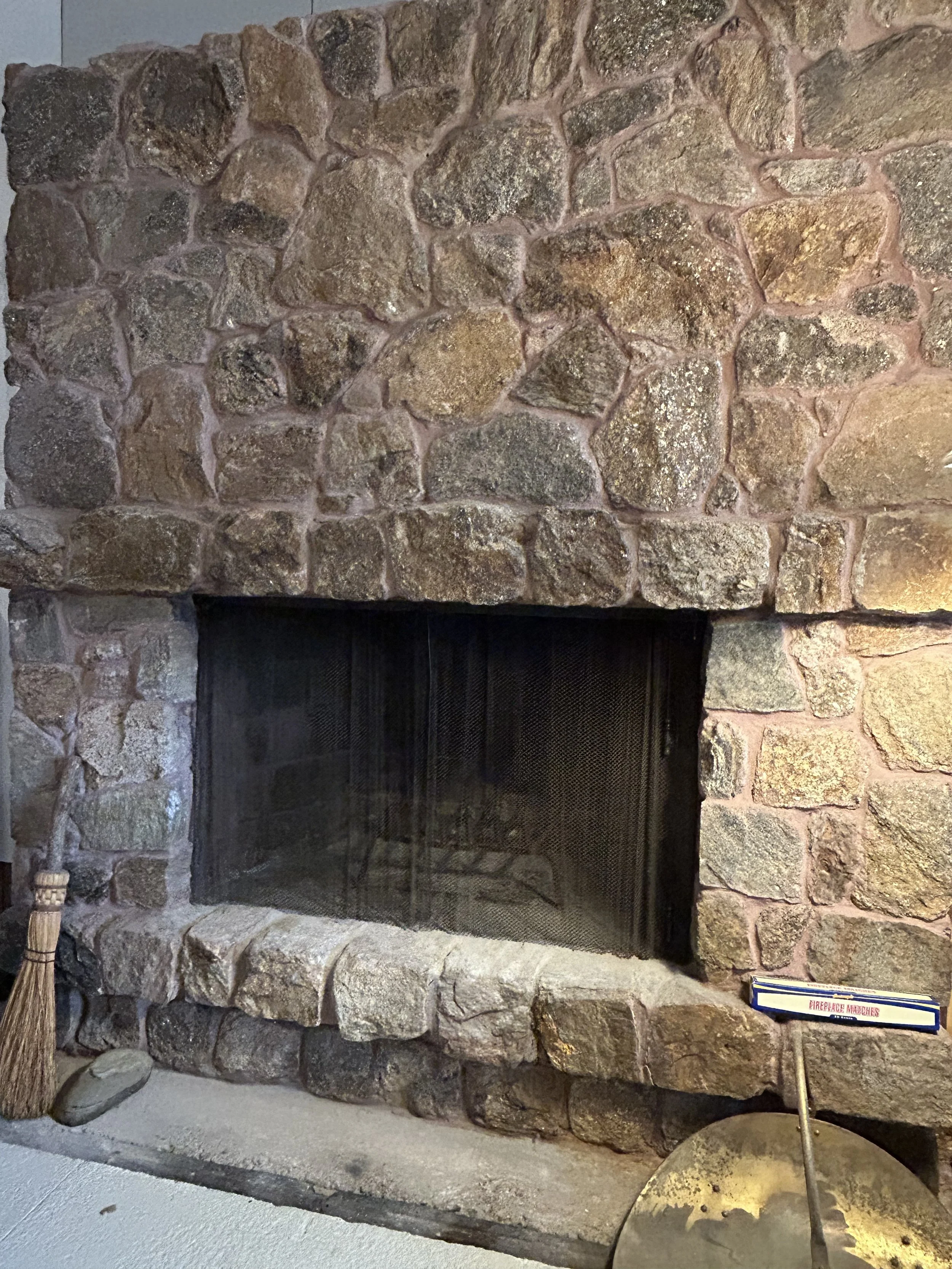 Epps-family_room_fireplace.jpg