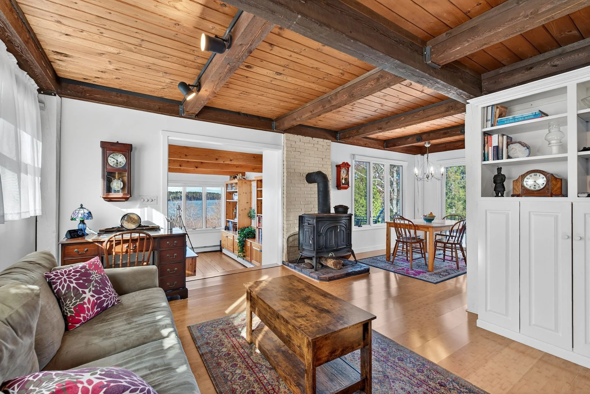 Spinney Pt Georgetown - living room