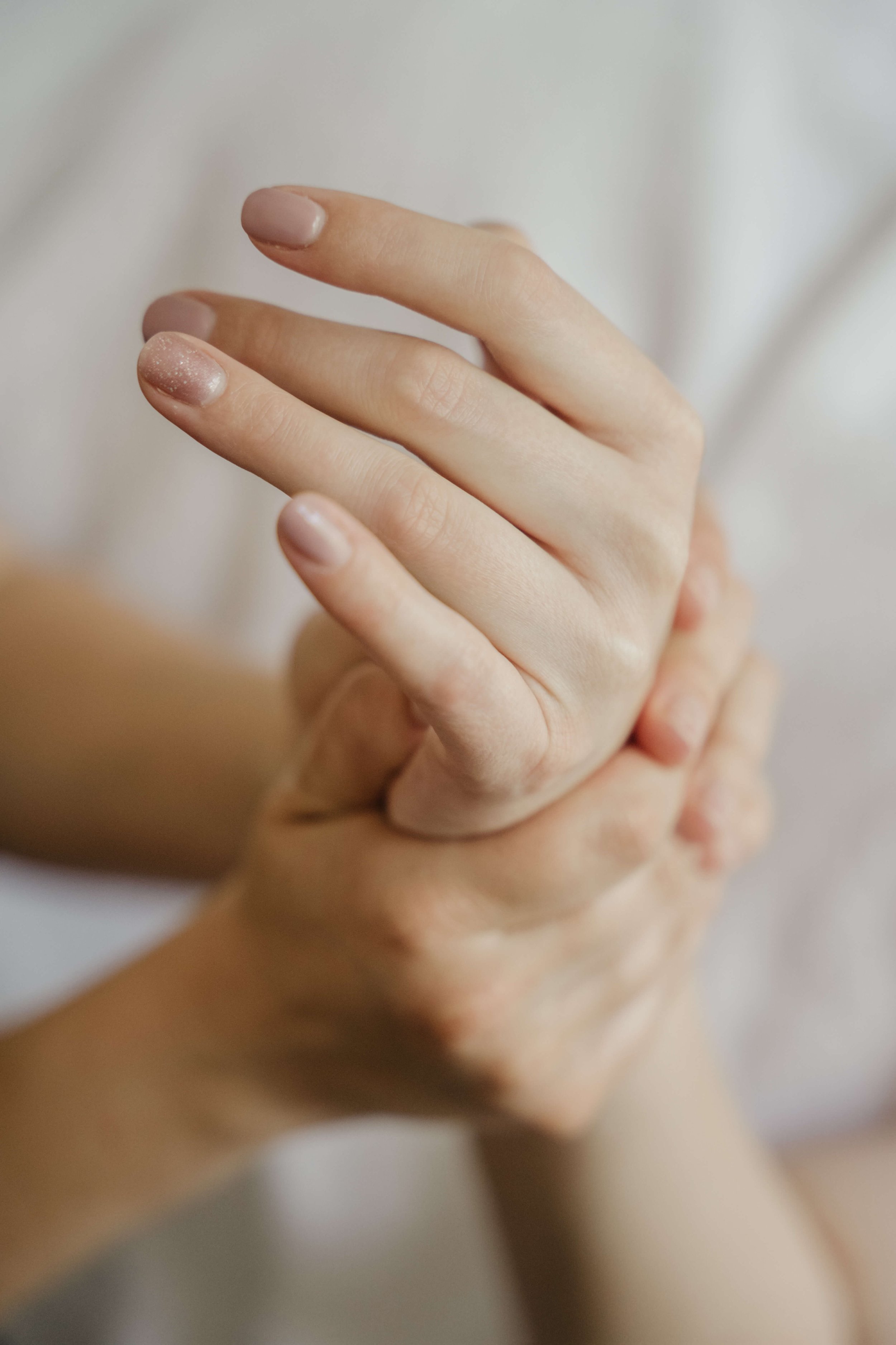 Une massage relaxant des mains est effectué dans un environnement relaxant