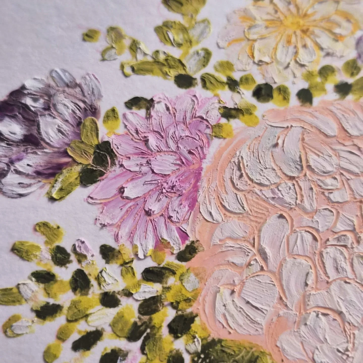 Oil pastels bring ✨️texture✨️ to my florals, with the essence of summer in their vibrant hues. As an artist, I love incorporating these colorful mediums into my cottagecore-inspired creations, infusing each piece with a touch of whimsy and charm. 🌸?