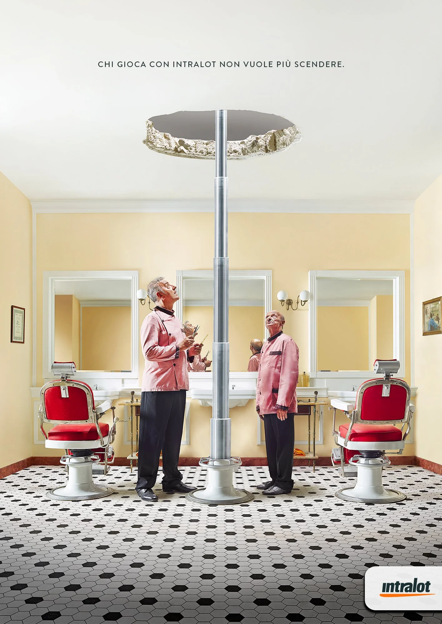 Visual annuncio stampa Intralot. In una sala da barba, due barbieri osservano la sedia al centro che è stata alzata troppo e ha sfondato il soffitto