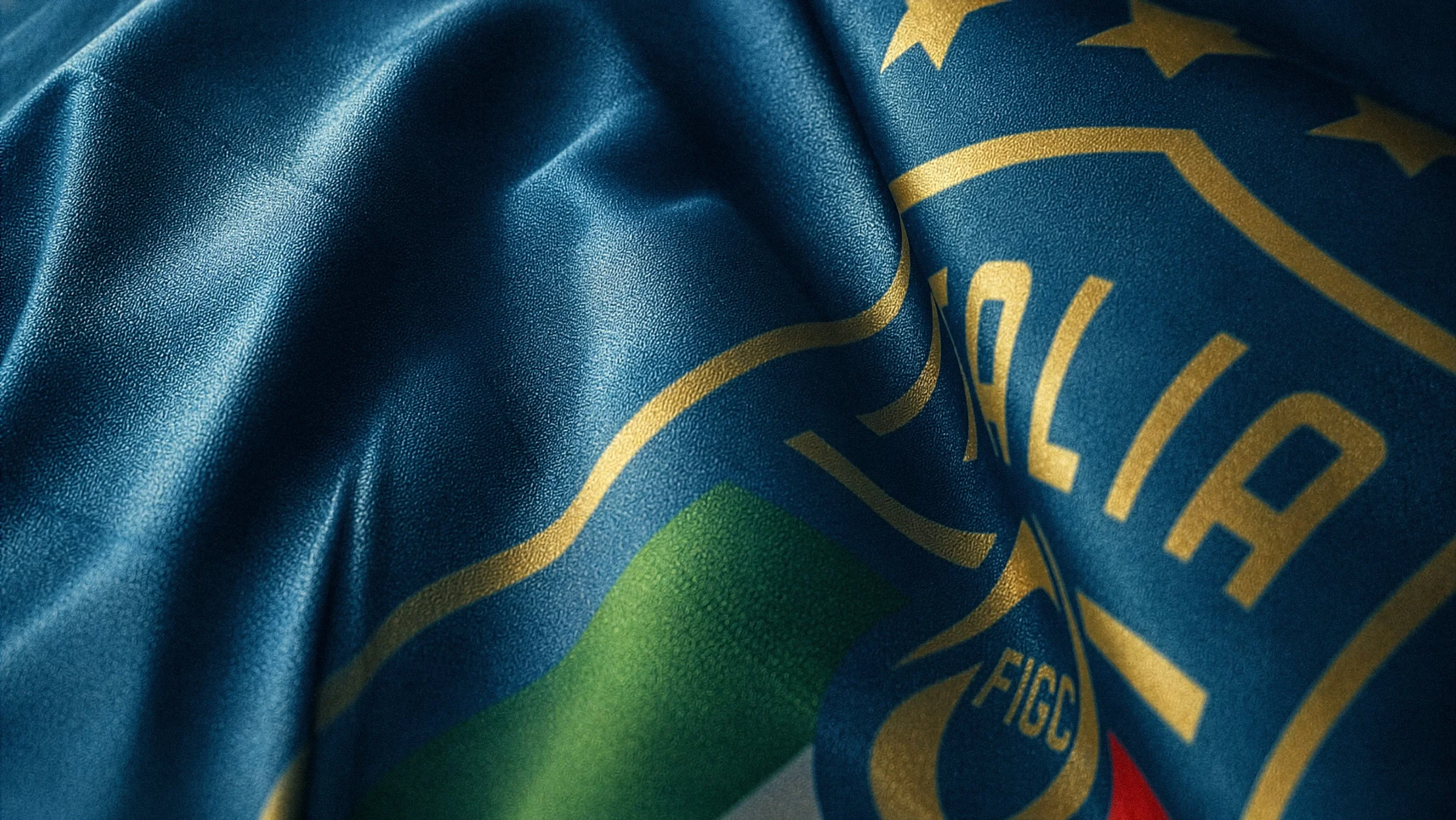 Dettaglio di una bandiera europea con segni di piegatura e texture in tessuto, con parte di un logo o testo giallo e verde visibile.