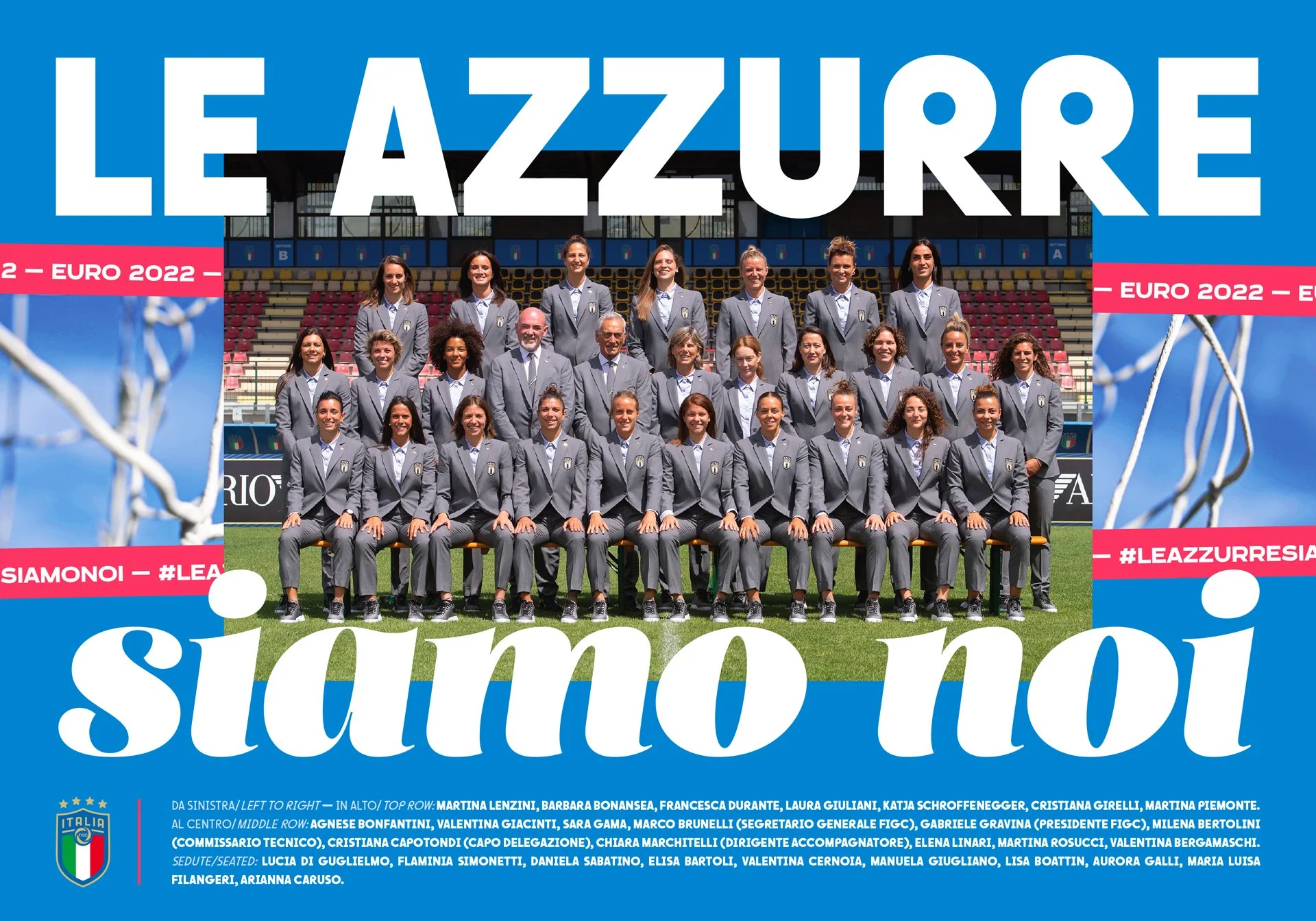Una squadra di donne e uomini in abiti formali seduti e in piedi in uno stadio, con il testo 'LE AZZURRE' sopra. È un'immagine di gruppo, probabilmente di rappresentanza di una squadra o di un'organizzazione in occasione di un evento sportivo.