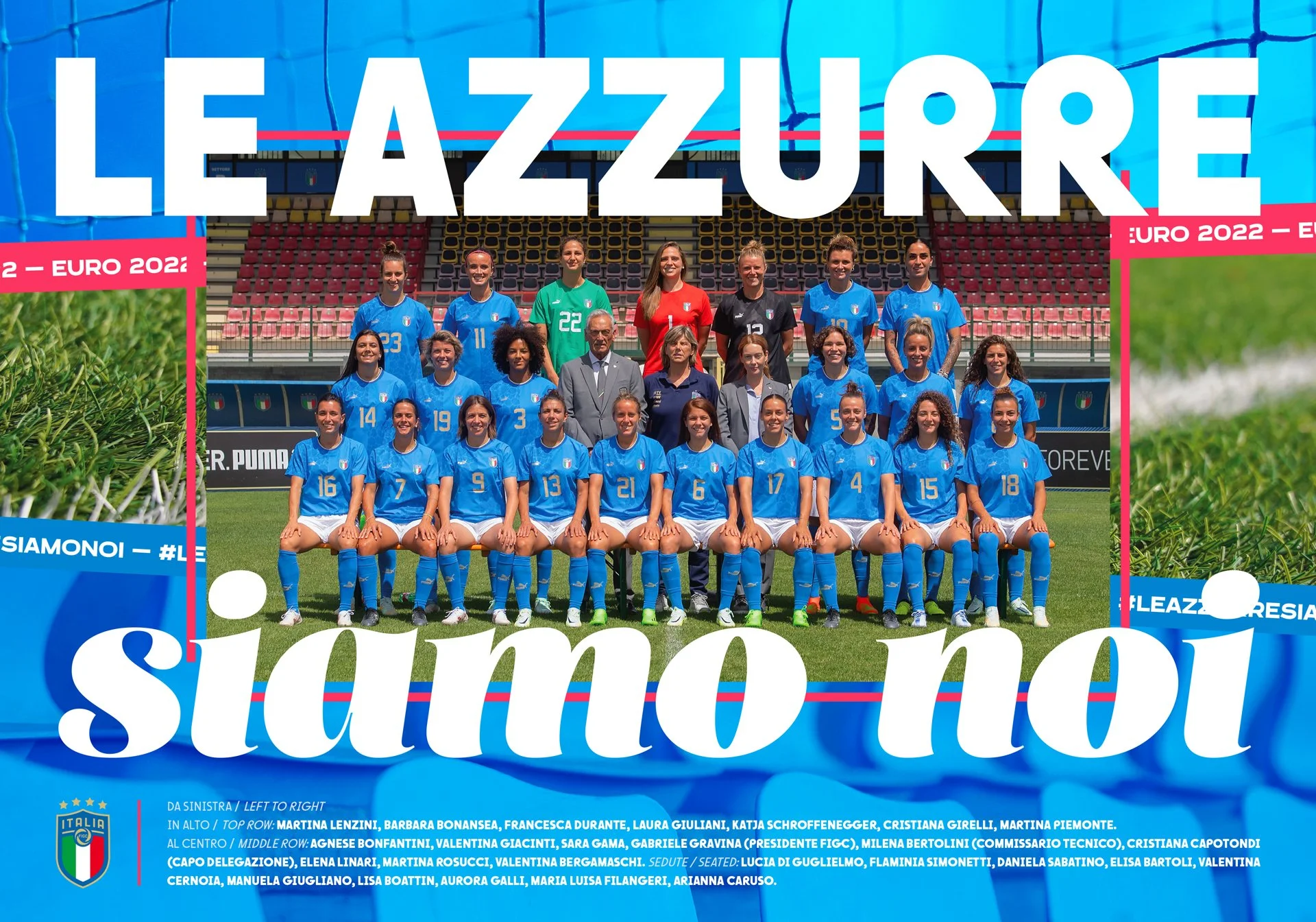 Gruppo di donne calciatrici italiane in uniforme blu, posate per una foto di squadra, all'interno di uno stadio con sedili rossi e gialli, con un campo verde di calcio sullo sfondo.