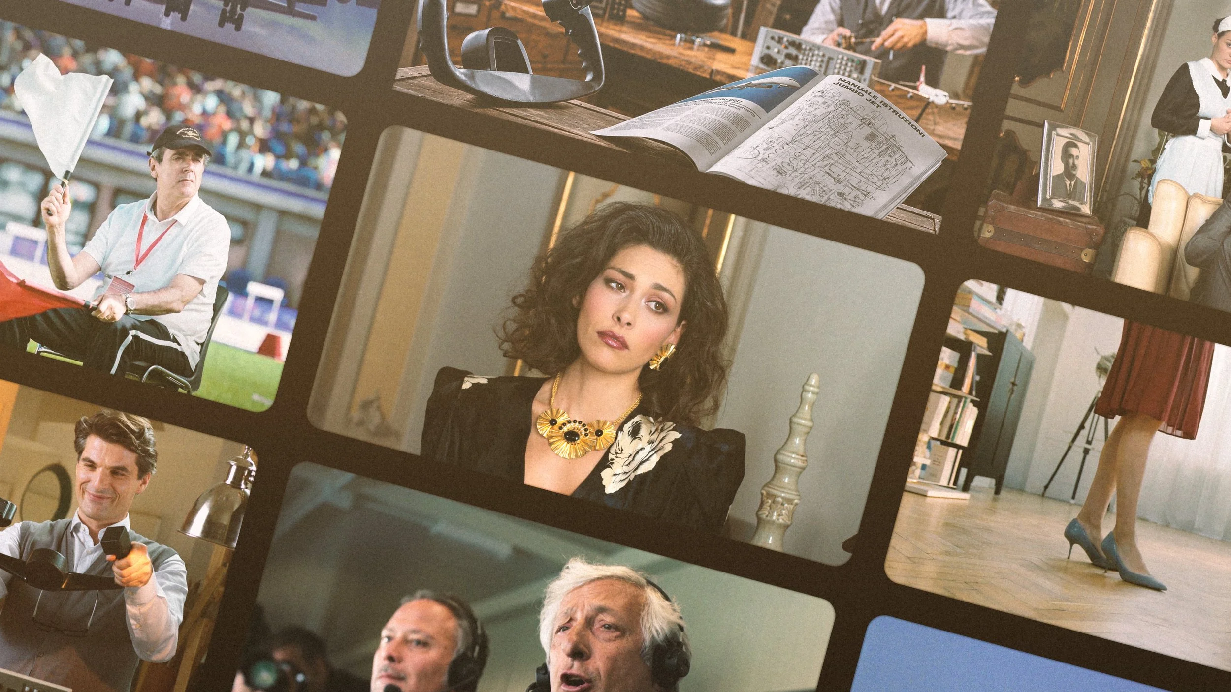 Immagine di un collage di foto di persone, alcune delle quali sono in videoconferenza, in ambienti diversi, con dettagli di oggetti come libri, foto e strumenti diversi.