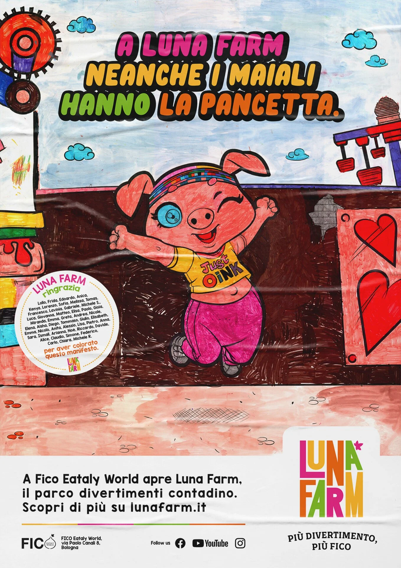 Un cartellone colorato con una scritta in italiano che promuove Luna Farm, un parco divertimenti per bambini, con un'illustrazione di una maialina felice e colorata.