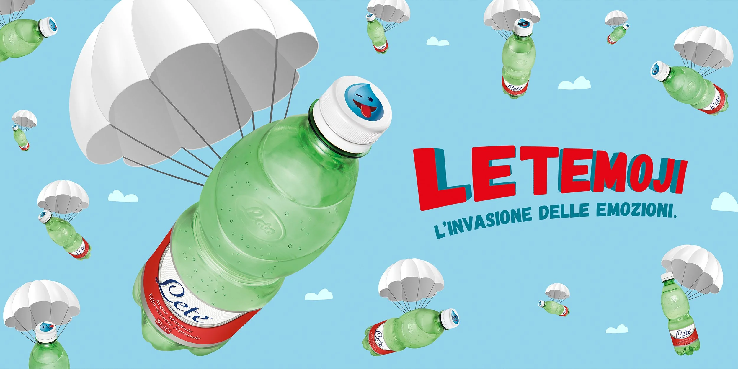 Bottiglie di acqua minerale con cappucci con emoticon sorridente e la scritta 'LE EMOJI' e 'L'INVASIONE DELLE EMOZIONI', ambientate tra nuvole e paracadute in cielo.