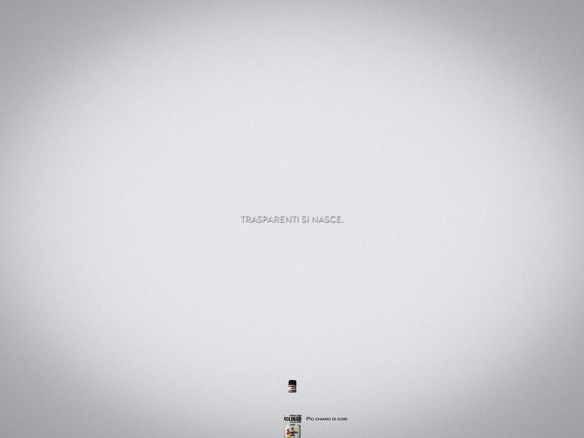 Immagine minimalista con sfondo grigio chiaro. C'è una scritta in basso che dice 'TRASPARENTI SI NASCE'. In basso a sinistra, ci sono vari loghi e slogan pubblicitari.