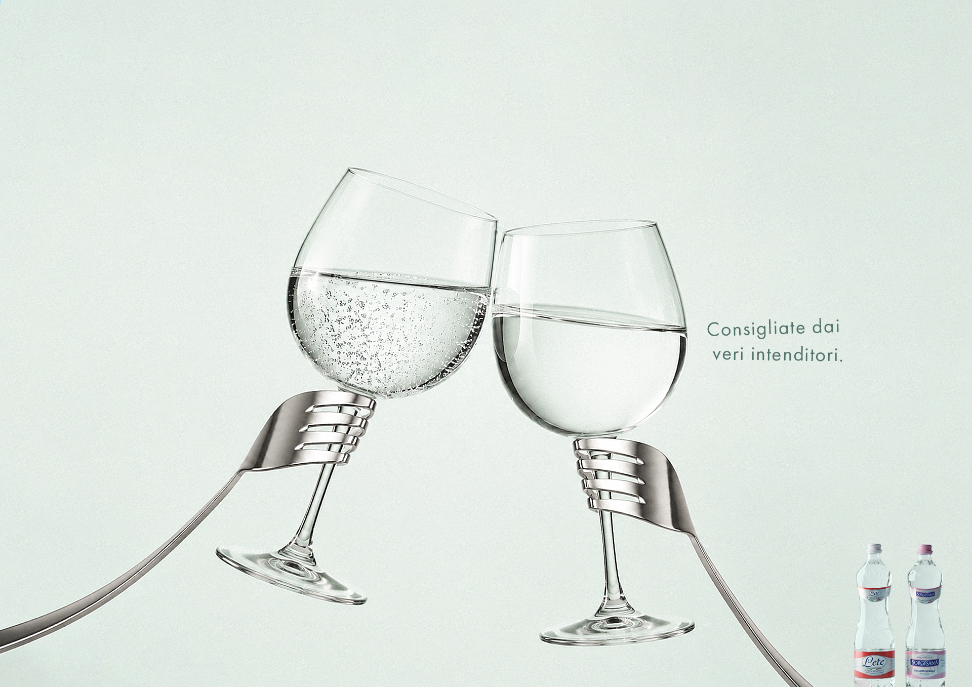 Due bicchieri di vino, una con acqua frizzante e l'altra con acqua naturale, sono tenuti da mani con impugnature metalliche e si incontrano in un gesto simbolico. Sullo sfondo, in basso a destra, ci sono due bottiglie di acqua minerale, una con etichetta rosa e una con etichetta blu.