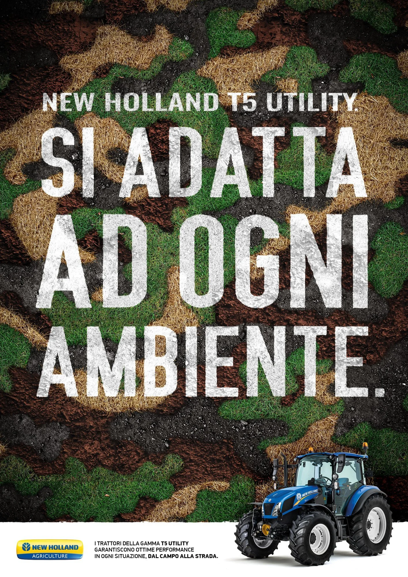 Visual su formato A4 verticale per New Holland T5, con sfondo camouflage fatto con terra, fieno, prato e asfalto, per comunicare un trattore che è adatto a tutti i terreni e tutte le condizioni. Headline in bianco "Si adatta a ogni ambiente"