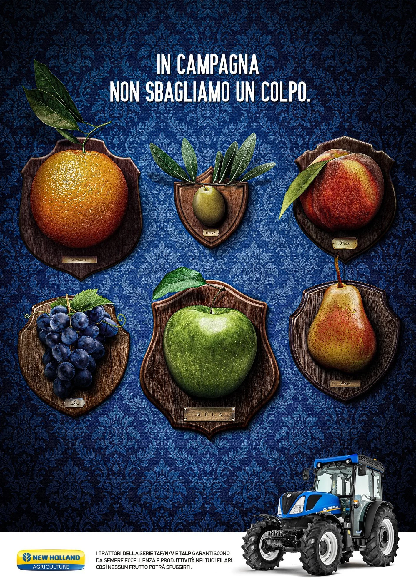 Immagine di alcune cassette di frutta con le etichette di melone, uva e pera, e un trattore New Holland in basso a destra. Sullo sfondo una parete decorativa blu con motivo floreale e un testo che dice 'In campagna non sbagliamo un colpo'.