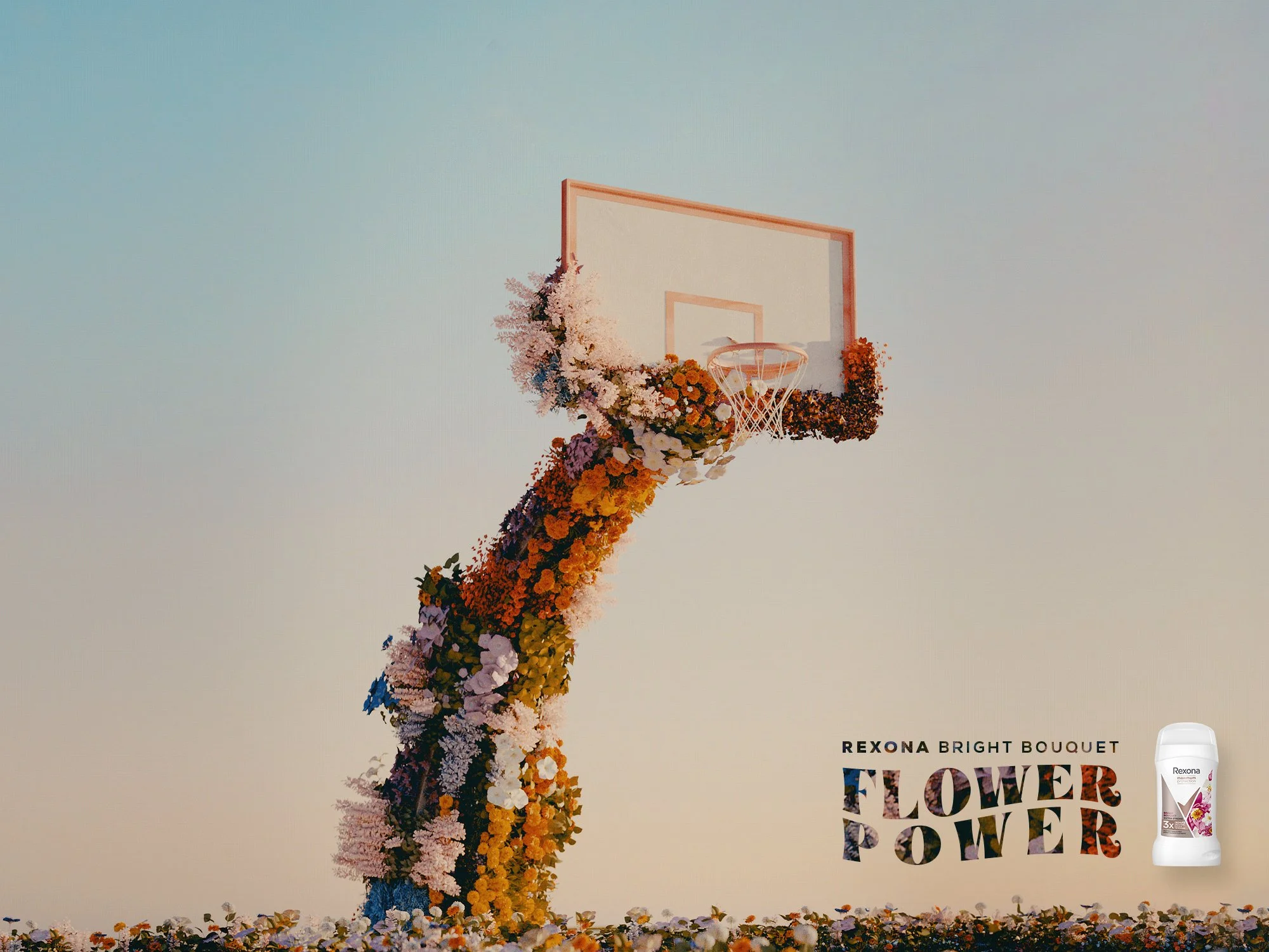 Un canestro da basket trasformato in un puzzle di fiori colorati, con un cartello con la scritta 'Love Power' e un prodotto Rexona Bright Bouquet in basso a destra.