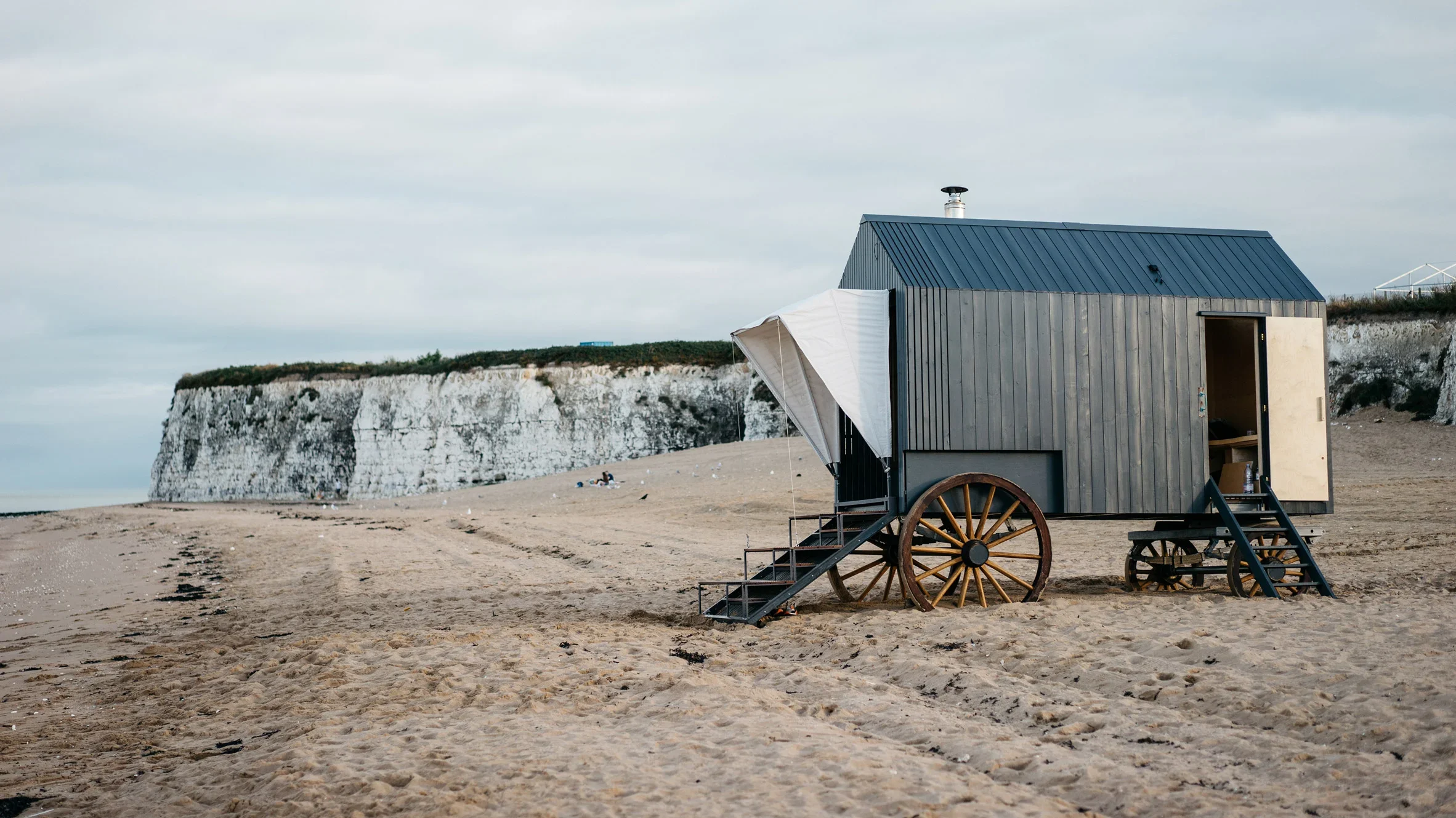 Dulcie (Haeckels) geeft terug aan de gemeenschap met een publieke sauna en beach clean activiteiten.