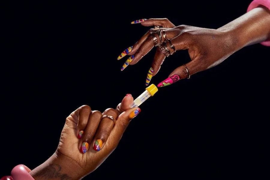 Nail bar in London als safe space voor gratis manicures én HIV-testen en informatie zonder klinische setting. 