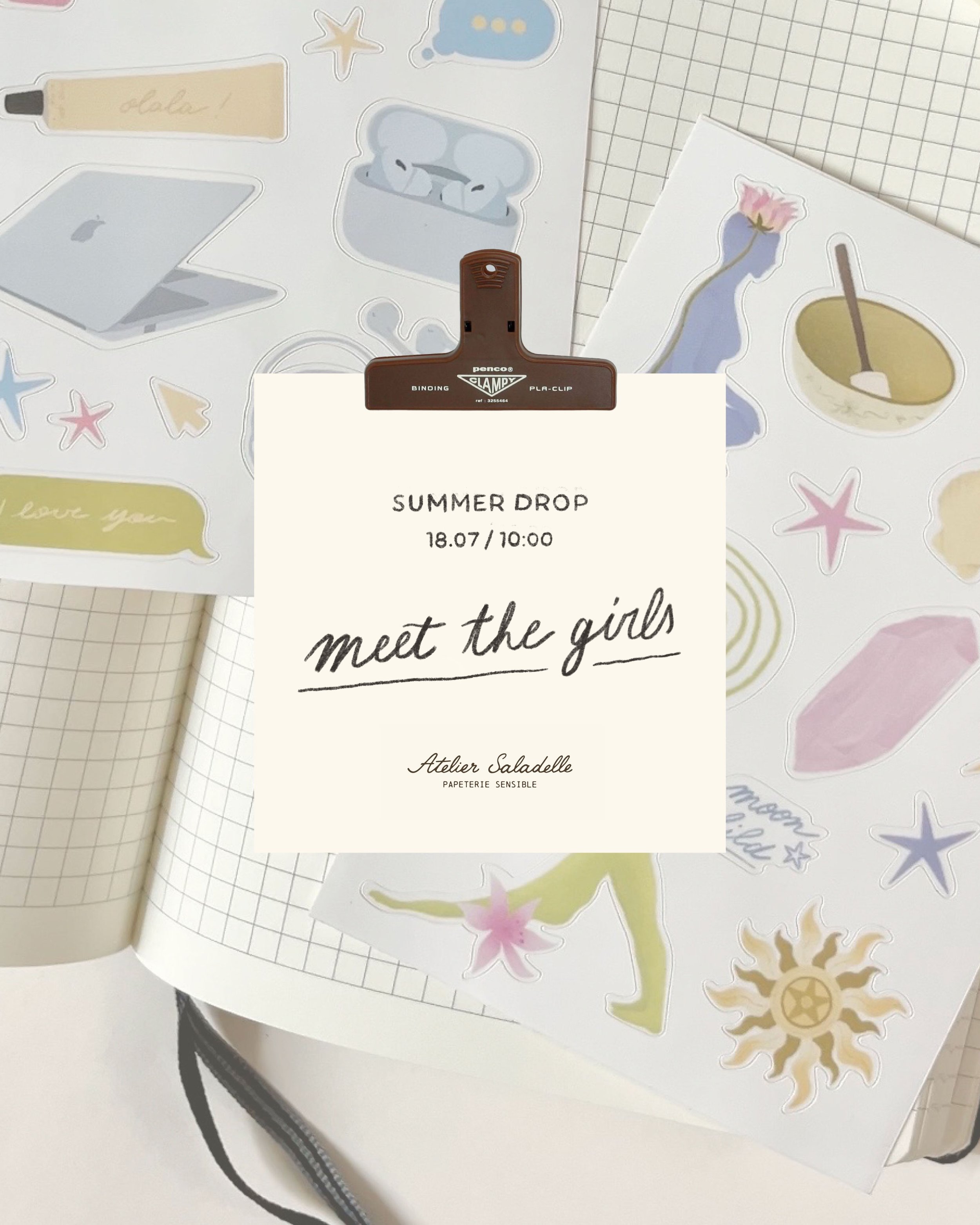 Une affiche avec des stickers décoratifs et une fiche avec la mention 'SUMMER DROP 18.07 / 10:00' et le texte 'meet the girls'.