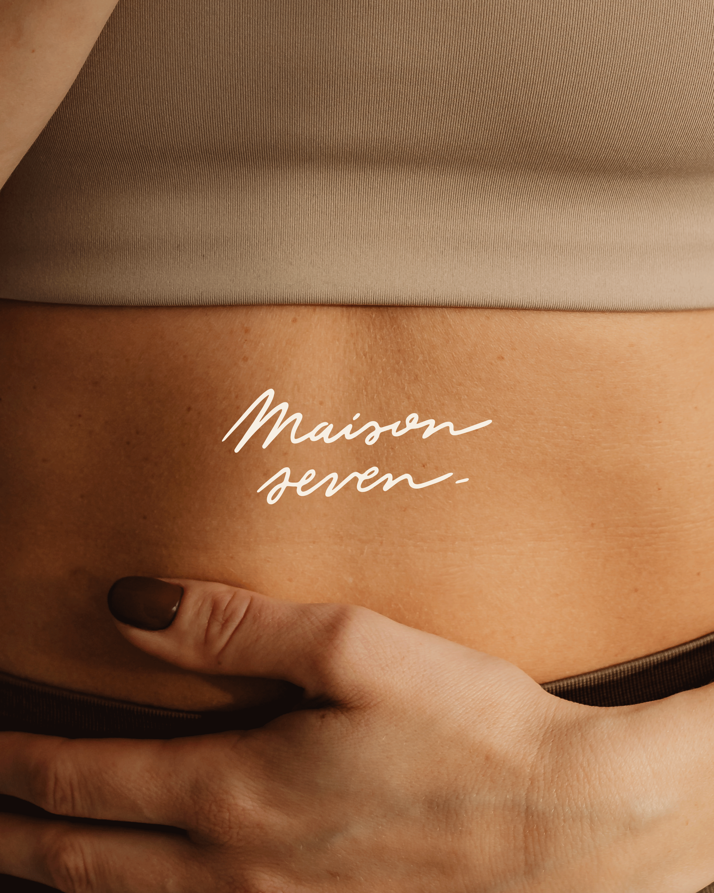 Une main tient une peau de poitrine avec le texte manuscrit en français 'Maison m e9ren' sur la peau.