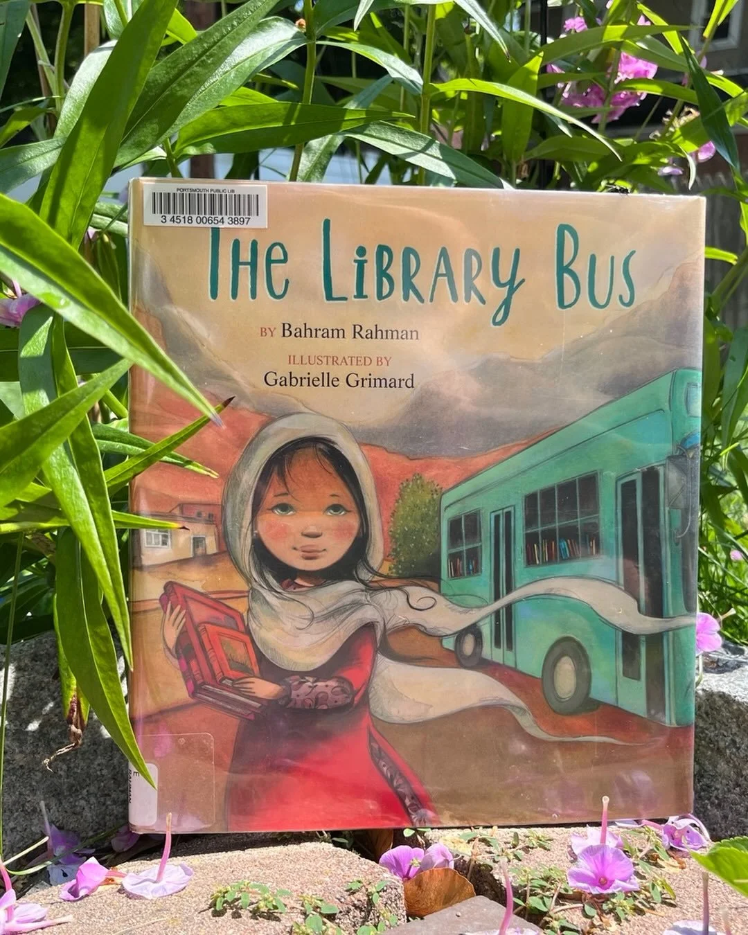 I brought this story to immigrant kids yesterday and spent time with the illustrators dedication. @gabriellegrimard_illustratrice wrote &ldquo;To all the beautiful people who contribute in their way to make the world a better place.&rdquo; Two of the