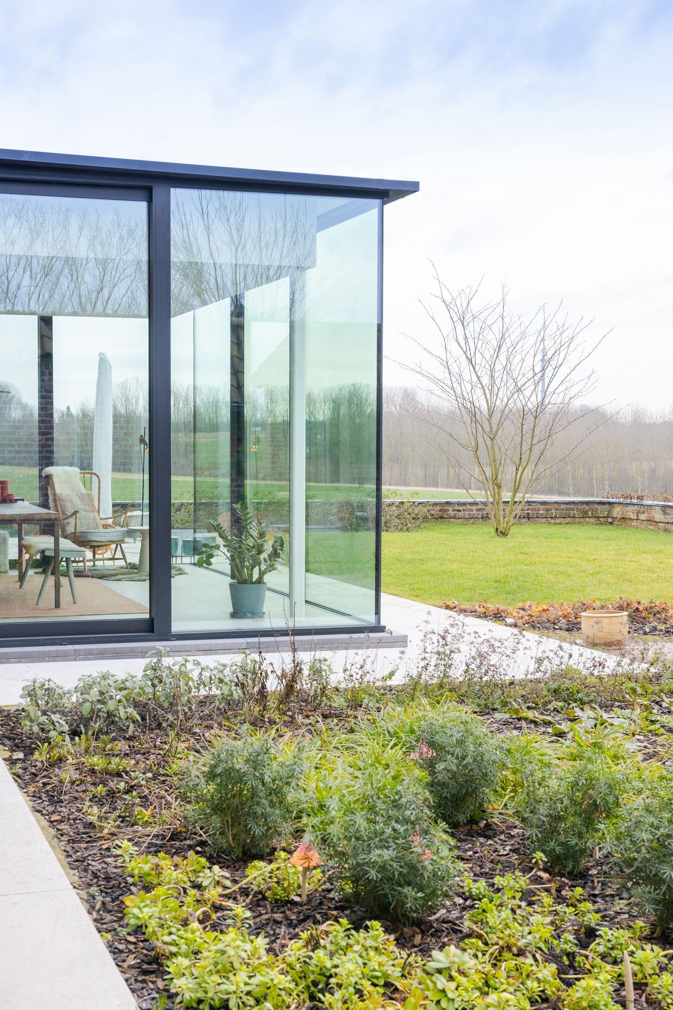 Woning met grote ramen en groene buitenruimte