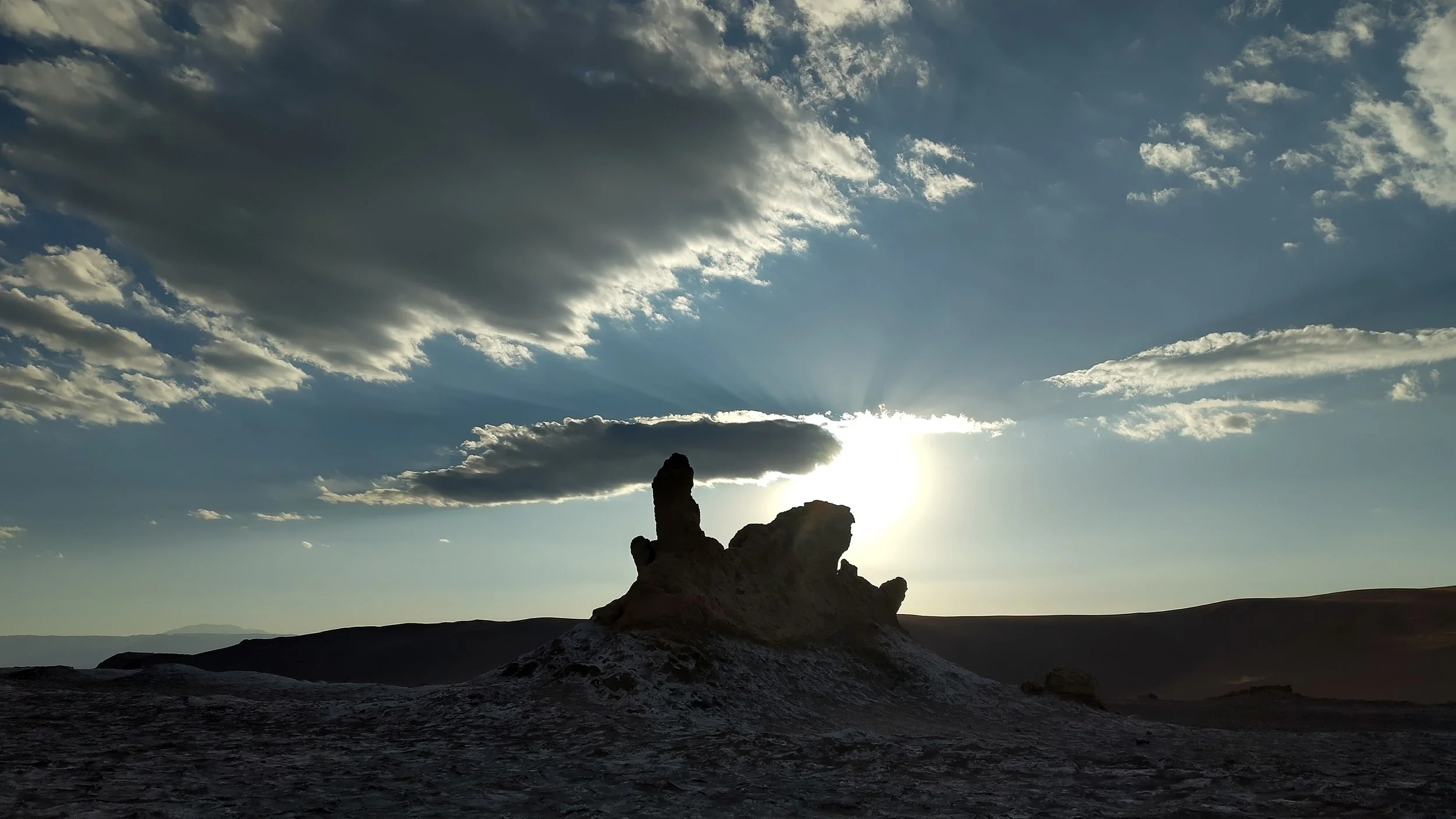Bergformation vor Sonnenuntergang mit bewölktem Himmel