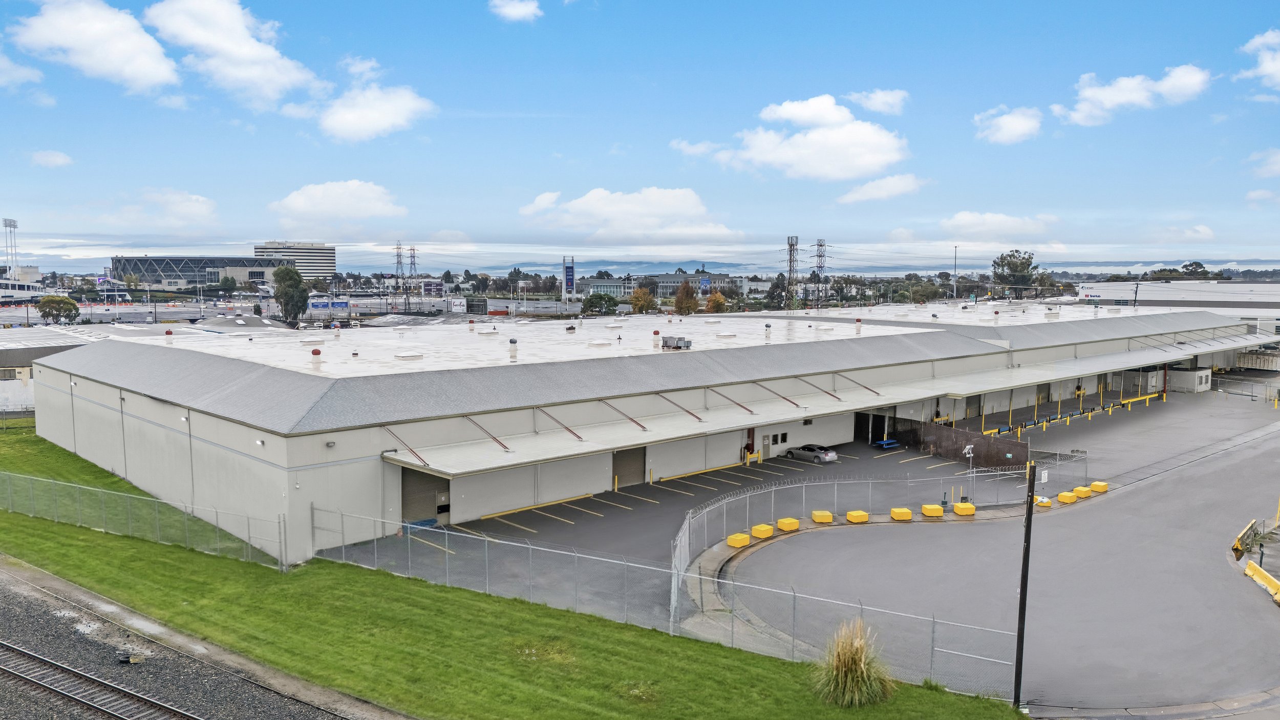 Pacific American Group: Industrial Properties | 700 Independent Rd, Oakland, CA | 138,000 sq. ft. | 1-Tenant Industrial Building