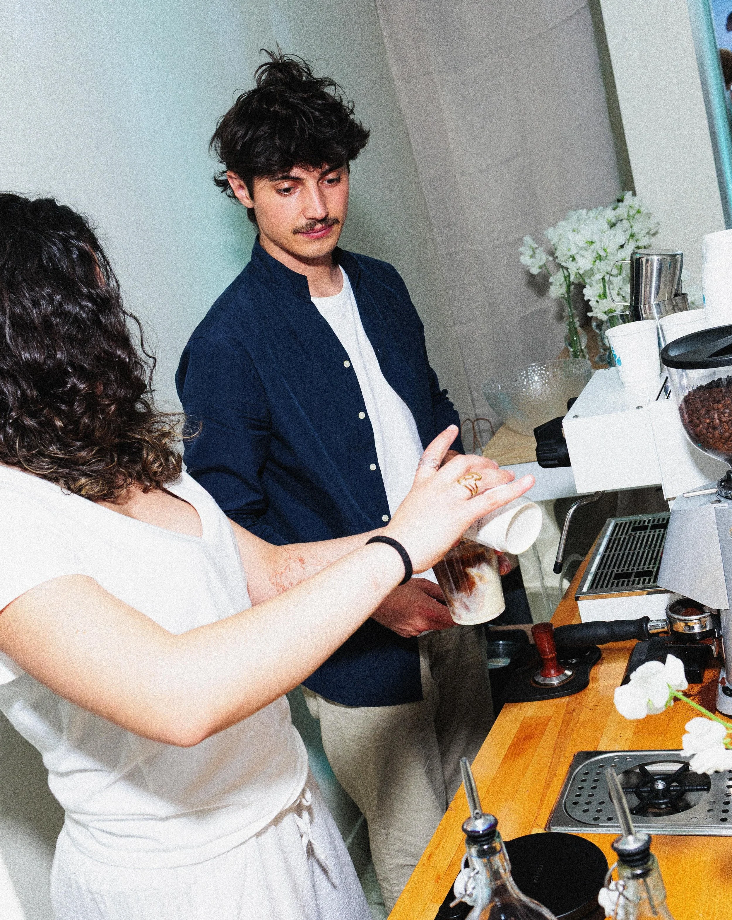 &laquo;&nbsp; Et si on faisait go&ucirc;ter le parfum &agrave; nos clients ?&nbsp;&raquo; . C&rsquo;est le brief que nous avons re&ccedil;u. ☕️

Pour accompagner la relance de REM, le parfum iconique de @reminiscence.parfums, notre mission &eacute;ta