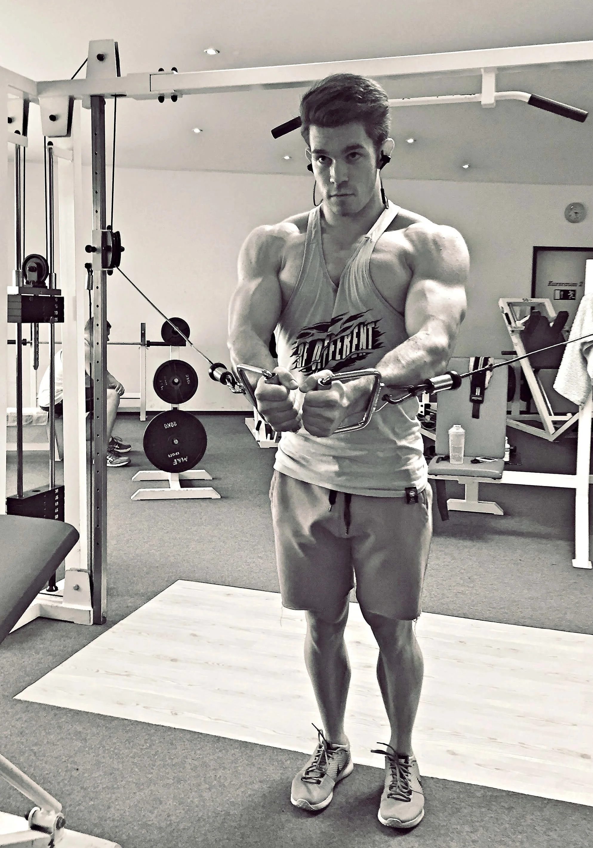 Toni Rämisch demonstriert eine Übung für die Arme und Brust am Kabelturm im Fitnessstudio